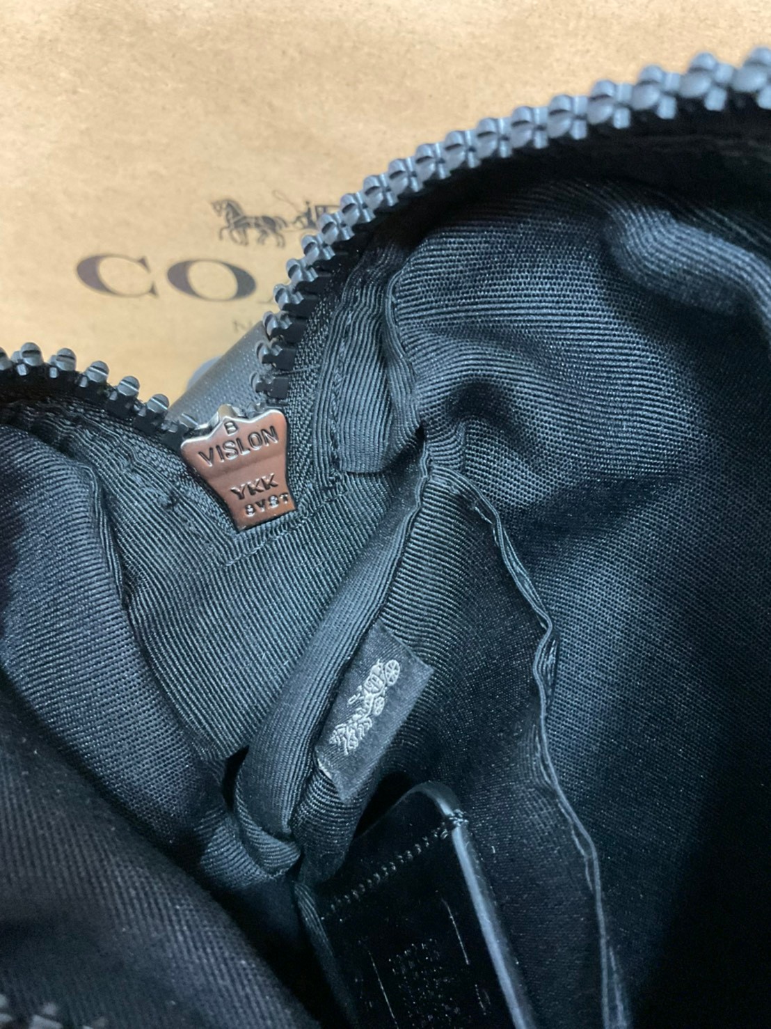 COACH NORTH/SOUTH EDGE CROSSBODY (COACH 5626) IN SIGNATURE CANVAS (COACH 6788) กระเป๋าสะพายผู้ชาย กระเป๋าสะพายรุ่นใหม่ ชนช็อป (!!)รุ่นหายาก สี COBALT MULTI วัสดุทำจาก หนังลูกวัวแท้ เนื้อเรียบ พิมพ์ลาย ขนาดกำลังดี