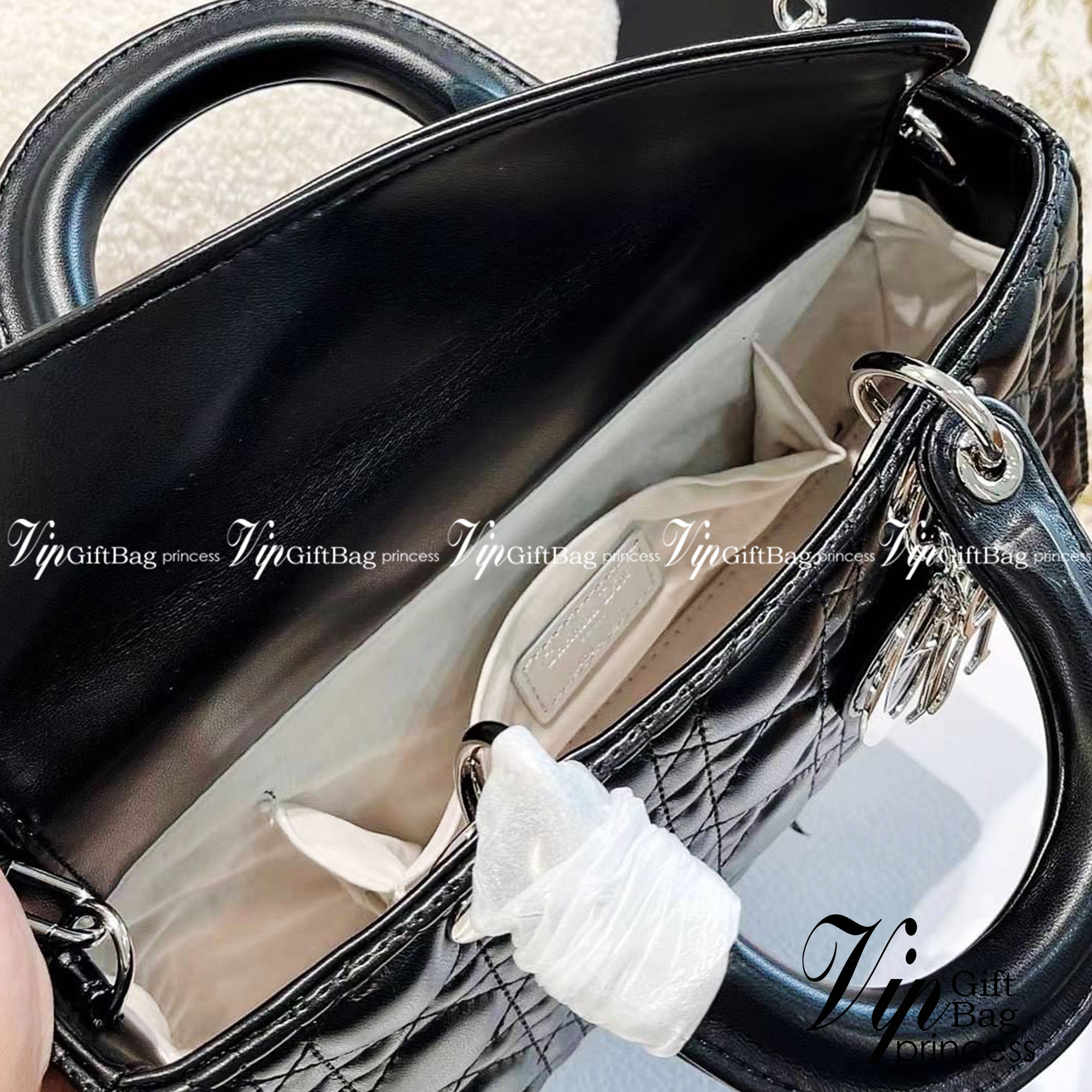 DIOR Lady D-Joy Bag Cannage Lambskin กระเป๋าสุดไอคอนิก รุ่นอมตะที่ตราตรึงในความทรงจำผู้คนทั่วโลก ถือแล้วดูหรู ดูแพง เป็นรุ่นที่ควรมี มีสายสะพายโซ่แบบถอดได้ ภาพสินค้าถ่ายจากงานขายจริง ใช้งานต่างประเทศได้