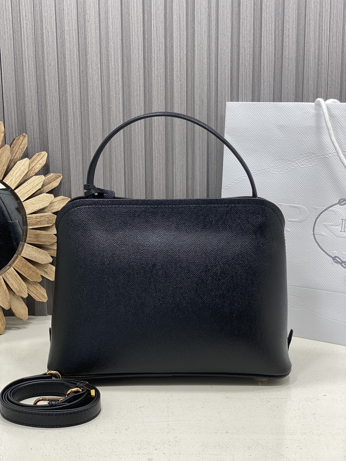 ORI หนังแท้ | Prada Matinee Medium Saffiano Leather Bag 28cm กระเป๋าสะพายทรงโฮโบสวยหรู ดีไซน์เรียบหรูตามแบบฉบับแบรนด์ ยังคงความเรียบแต่มากไว้อย่างหรูหราลงตัว ใช้งานได้หลากหลายโอกาส