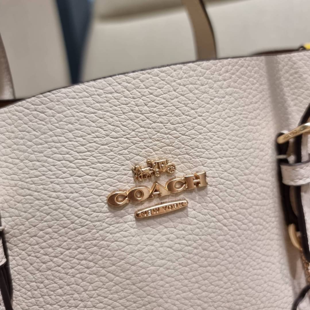 OUTTLET 】COACH MOLLIE TOTE 25 (C4250 C4084) น้องคนสวยอีกหนึ่ง!! กระเป๋าโท้ทไซส์เล็กที่สาวๆหลงรัก ดีไซน์คลาสสิคเหมือนเดิม เพิ่มเติมคือสะดวกขึ้นเยอะ!! ย่อส่วนมาจากใบใหญ่เป๊ะๆ น่ารักน่าใช้มากๆ วัสดุหนัง crossgrain ทนทาน ใช้งานง่าย เรียบหรูดูดีม้าก!! ภายในโล่