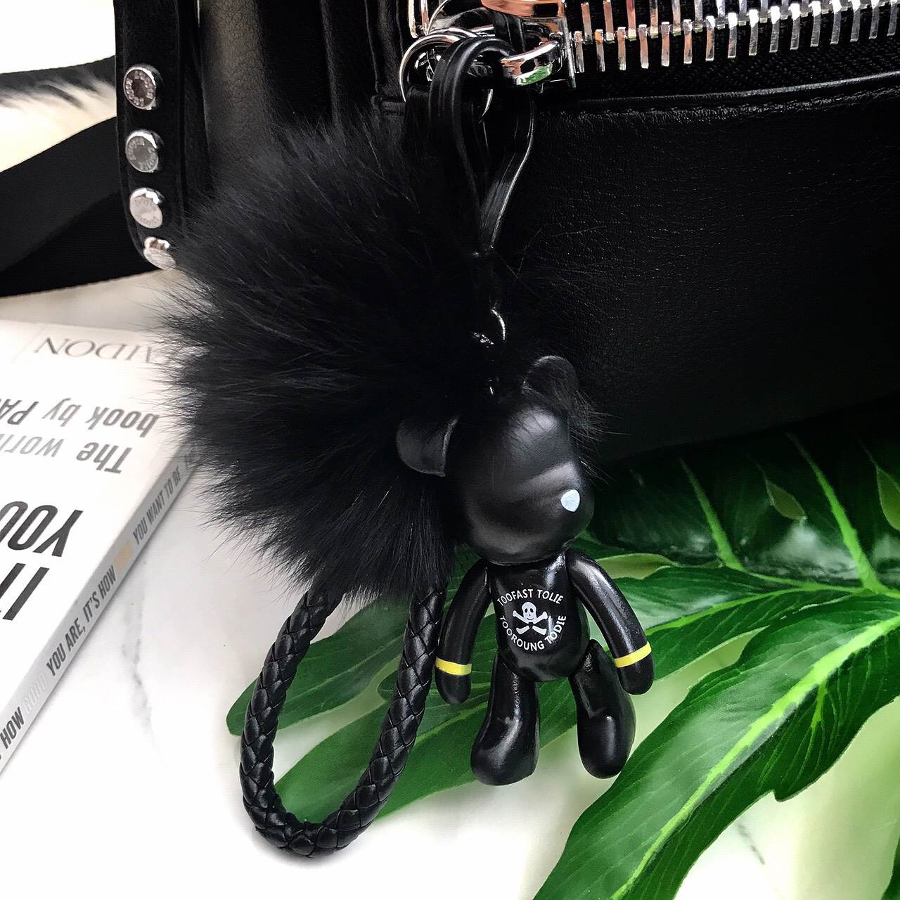 KEEP รุ่น Leather classic backpack >กระเป๋า หนังเนื้อดี นิ่มมาก ลายหนังชัด ทนทานคะ >น้ำหนักเบา ดีไซด์ ทันสมัย เข้าได้กับทุกชุด >สายสะพายเป็นหนังอย่างดี ด้านหน้าและด้านข้างประดับหมุด ด้านข้างมีช่องไว้ใส่ของได้ >ภายในตัวกระเป๋ามีช่องเก็บของจุกจิ