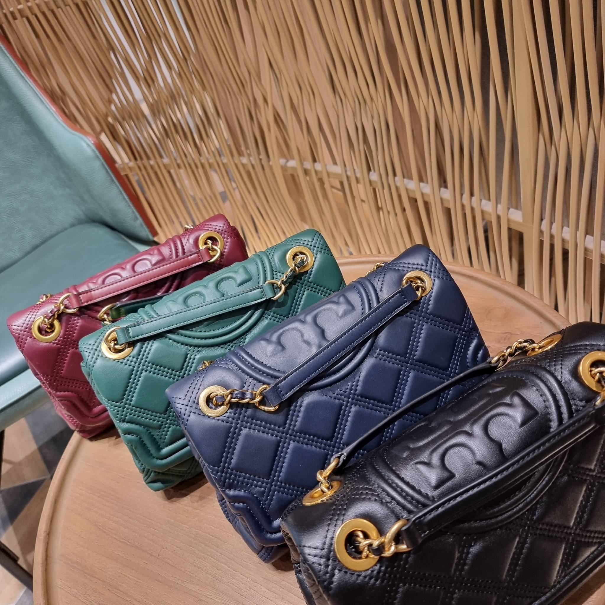 TORY BURCH FLEMING SOFT CONVERTIBLE SHOULDER BAG รุ่นหายากที่สาวๆตามหา มาพร้อมเสิร์ฟความสวยถึงบ้านไปเลยจ้า รอบนี้คัดสีสวยๆมาให้ได้ช้อปกันอย่างจุใจไปเลย กระเป๋าสะพายไหล่ หนังแท้นิ่มเต็มใบ สวยหรูดูแพง เปิด-ปิดด้วยตัวกดล็อคแน่นหนา สายสะพายในตัวปรับใช้ได้ 2 แ