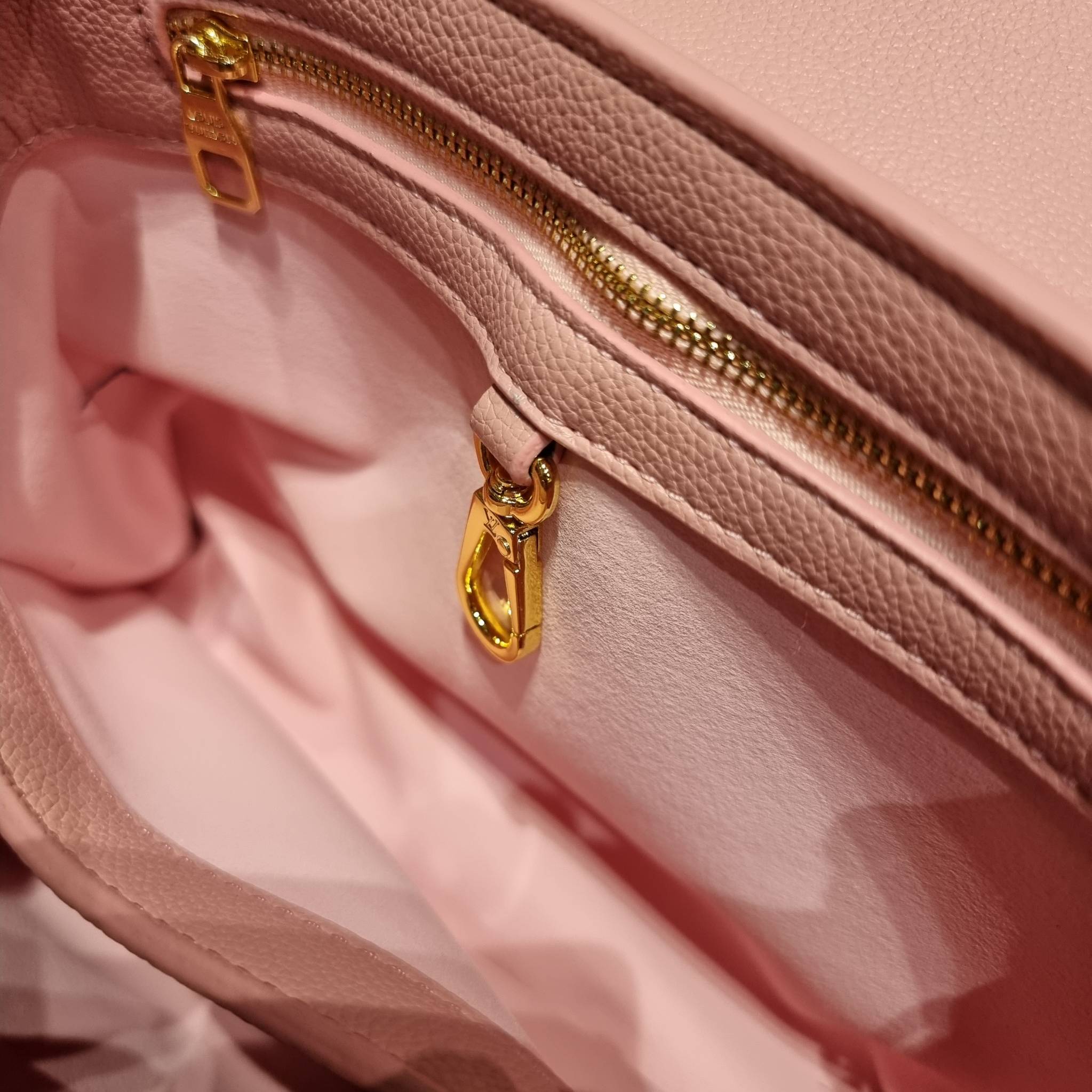 LV capucines top handle ที่สุดของความสวยในราคาเบาๆ กระเป๋าถือสุดหรู ดีไซน์ทรงคลาสสิค พร้อมลวดลายหรูหรา มาพร้อมหูจับในตัว ด้วยรูปทรงวินเทจและวัสดุหนังลูกวัว สัมผัสดี ขับผิว ทำให้ไอเท็มนี้สะกดทุกสายตาจริงๆ และยังมีลูกเล่นที่ฝาปิดกระเป๋า ที่สามารถปิด หรือสอด