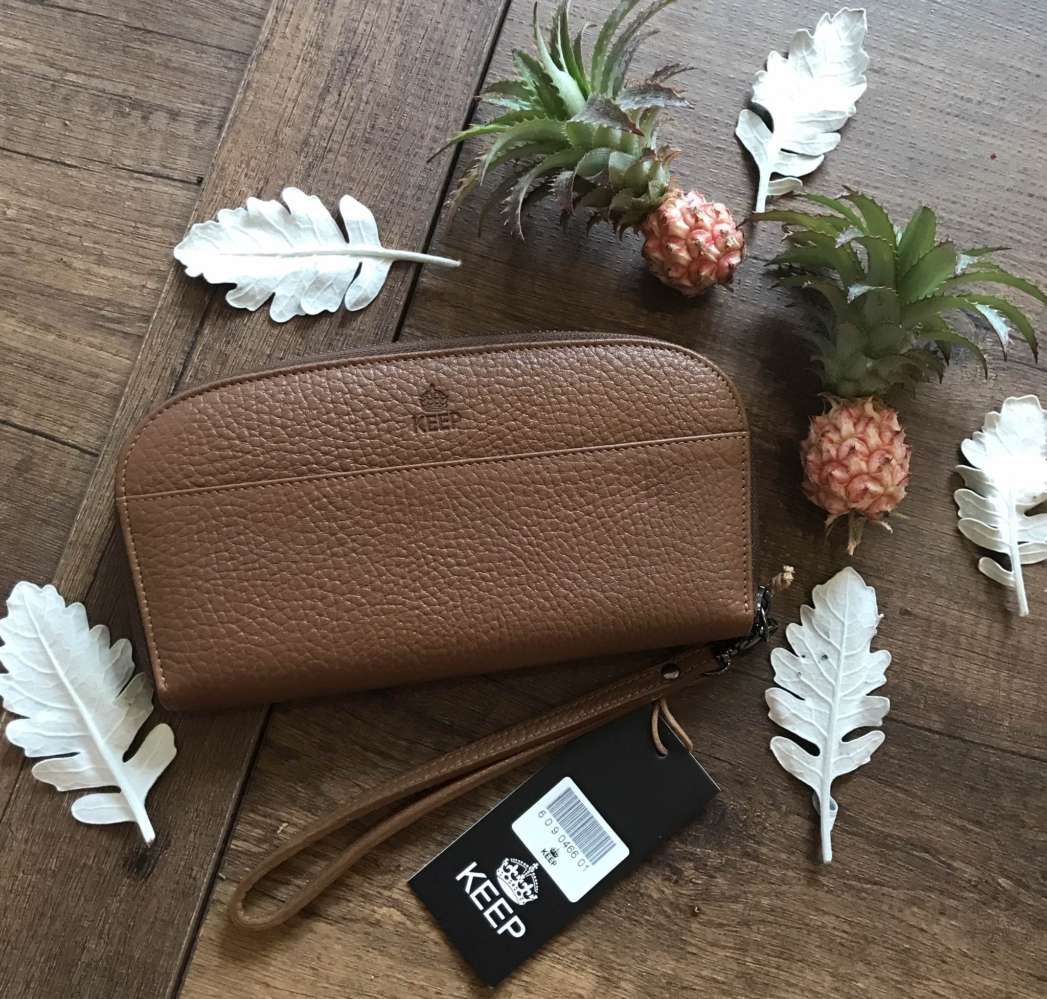 New Arrival !!!! กระเป๋าสตางค์ ทรงยาว แบบ ซิปรอบ 2 พับหนังวัวแท้นิ่มมือ จากแบรนด์ KEEP •Gissy zipper • กระเป๋าสตางค์ทรงยาว หนังวัวแท้ซิปรอบ แบบมีสายคล้องแขน ใบนี้ ใช้แล้วดีแน่นอนค๊า 🤑🤑 ตามหลัก โหราศาสตร์ กันเงินออก เก็บเงินอยู่แน่นอนค๊า ขน