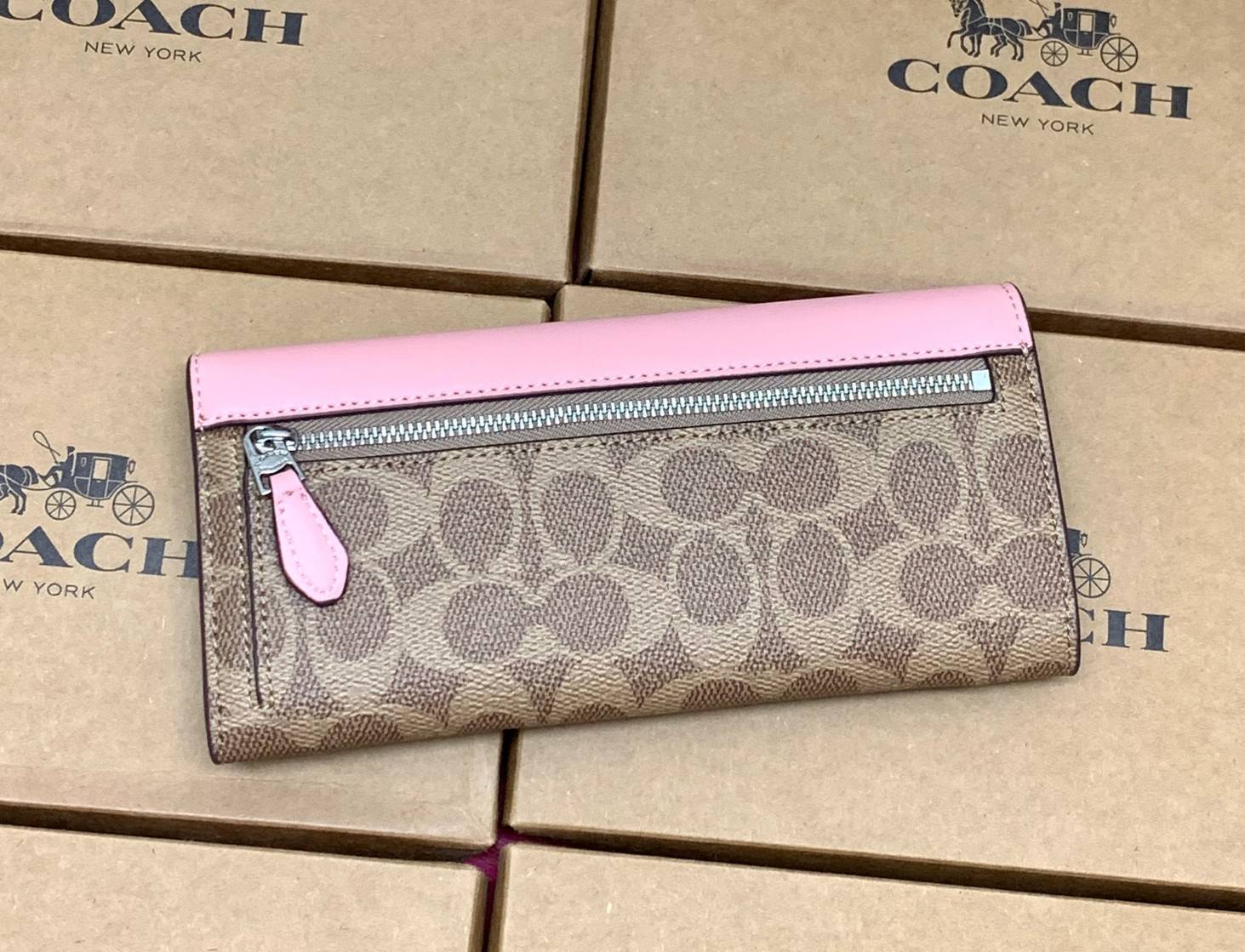 COACH SOFT WALLET BAG กระเป๋าสตางค์ใบยาว หนังชั้นแรก ลายcผสมหนังเรียบ แบบซองจดหมาย ฝาปิดเปิดแบบกระดุม มีช่องด้านหน้าหนึ่งช่อง ช่องใส่ธนบัตรตามยาวหนึ่งช่อง และช่องเสียบัตรต่างๆได้8ช่องค่ะ ด้านหลังเป็นช่องซิปยาวสำหรับใส่เหรียญนะคะ ใบขนาดพอดีมือ สีทูโทนน่าใช
