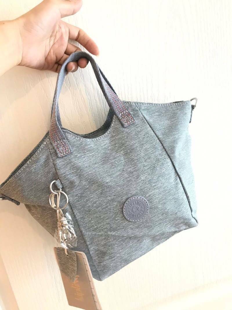 Kipling Small Cross-Body Bag รุ่นMayday อีกหนึ่งคอลเลคชั่นที่น่าสนใจ ขนาดกำลังพอดี น้ำหนักเบา เปิดปิดด้วยซิปเดียว ภายในใส่มินิไอแพค กระเป๋าสตางค์ หรือของใช้จุกจิกได้เยอะเพิ่มสายสะพายปรับสั้นยาวและถอดออกได้ ประดับด้วยลิงเป็นสัญลักษณ์ น่ารักใสๆอีกหนึ่งรุ่นท