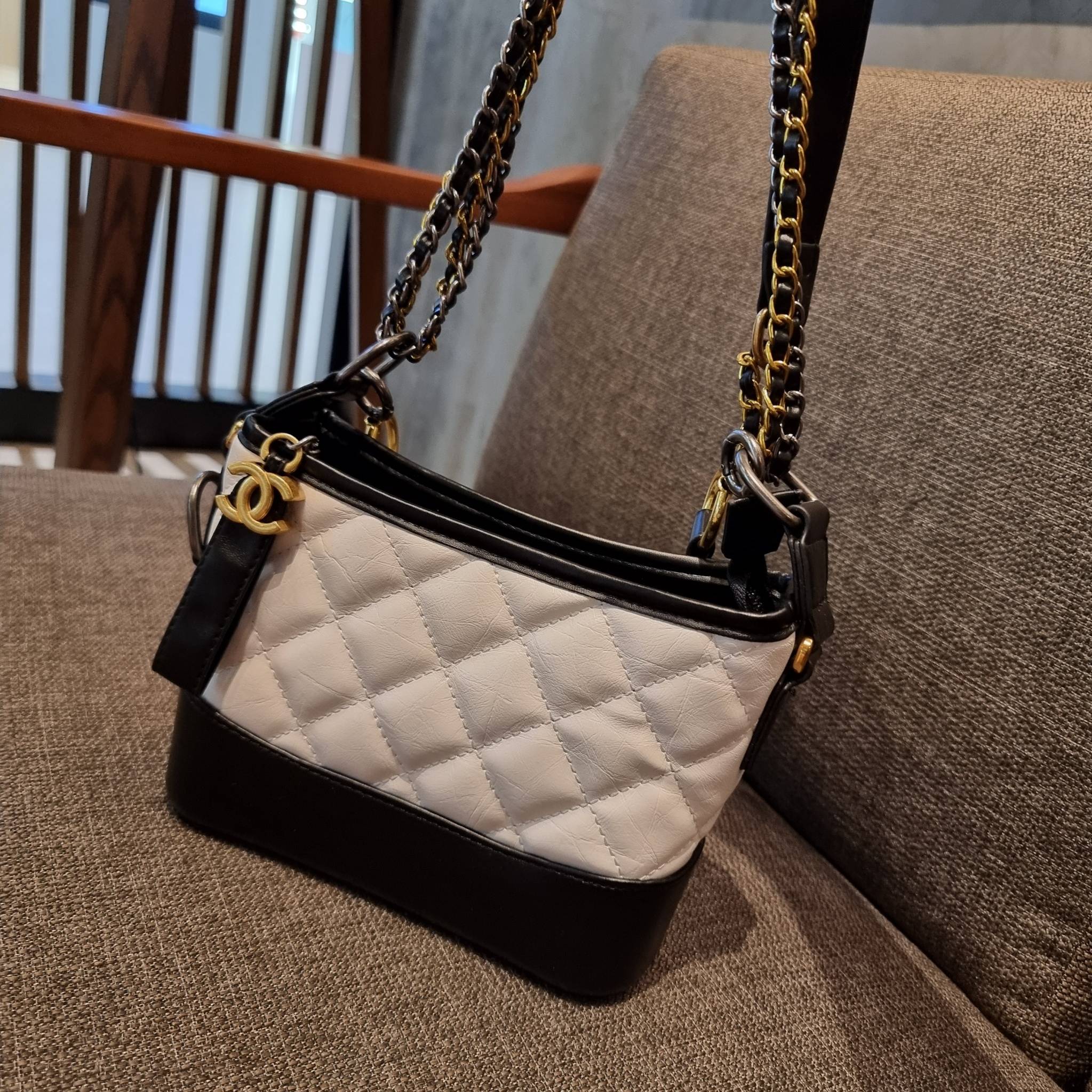 8" CHANEL SHOULDER BAG / CHANEL GABRIELLE HOBO BAG ไซส์คลาสสิค กระเป๋าสะพายข้าง/ไหล่ หนังสังเคราะห์ นิ่ม หรู มาพร้อมพวงกุญแจสัญลักษณ์แบรนด์ พิเศษ!! สายคล้อง jumbo font เพิ่มดีเทลความแพง อะไหล่พร้อมโซ่สะพายสีทองสลับสีเงินรมดำ สามารถสะพาย crossbody หรื