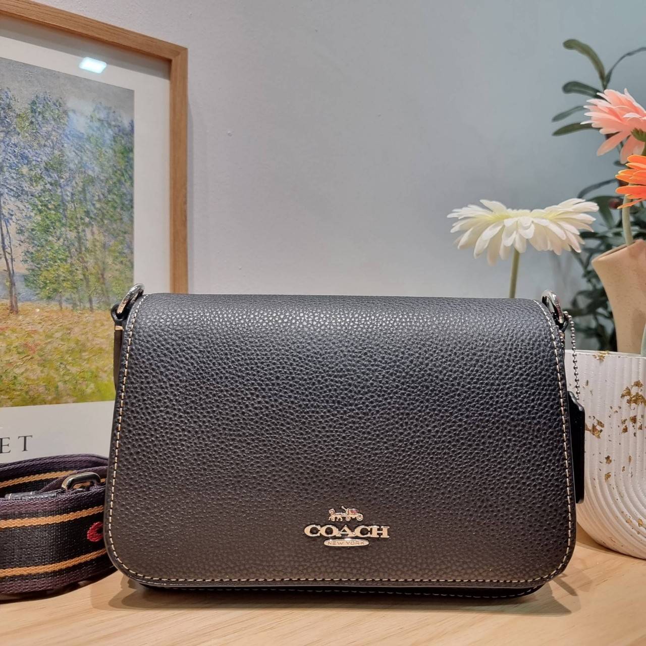 OACH LOGAN MESSENGER IN SIGNATURE CH483 CH252 กระเป๋าสะพาย รุ่นใหม่ สไตล์สปอร์ต ดีไซน์สวย ขนาดกำลังดีคล่องตัว สายสะพายเส้นใหญ่ทนทาน