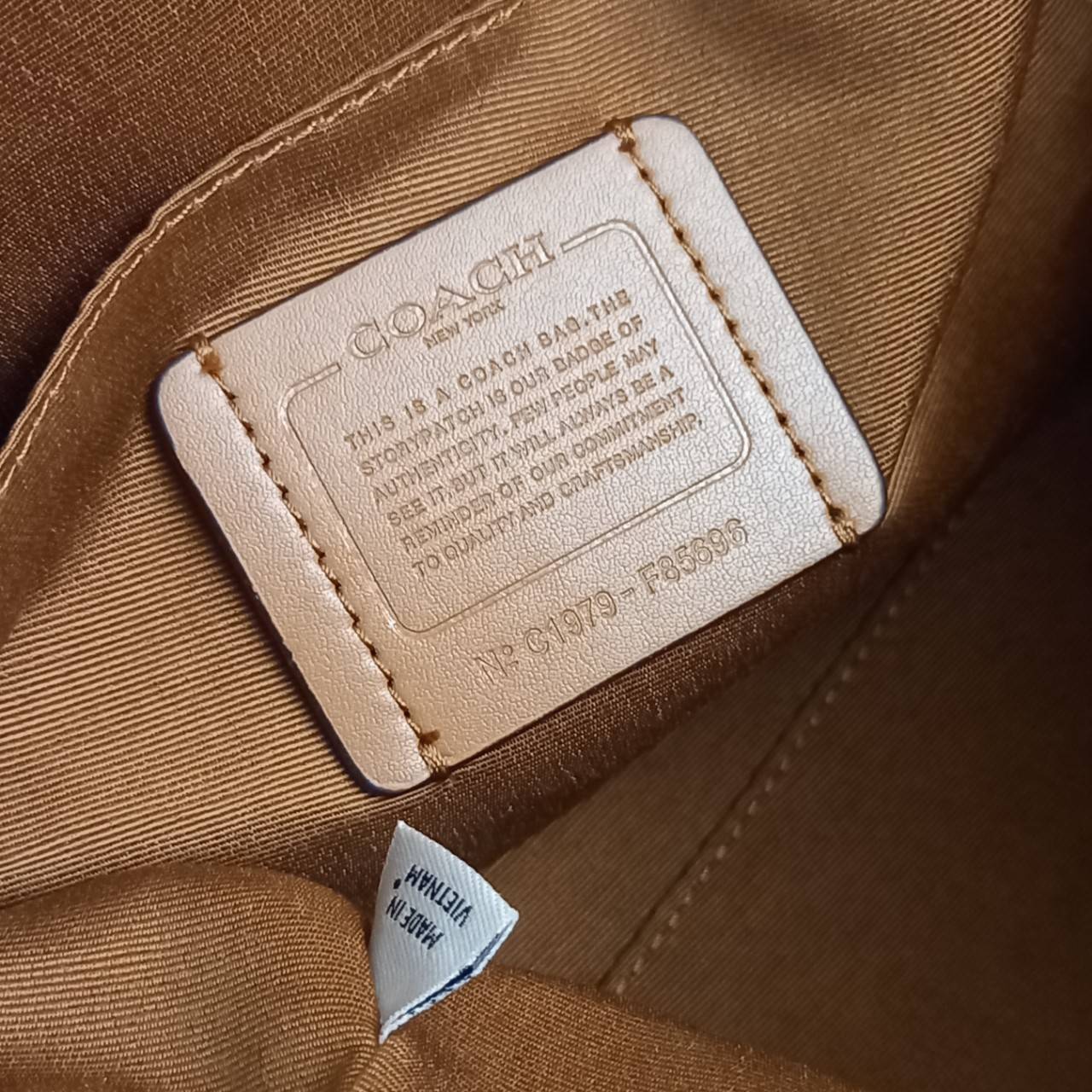 COACH LEWIS SHOULDER BAG IN SIGNATURE CANVAS (COACH F85696)🌺พอชใบใหญ่ ใส่ของได้จุใจ มีสายให้ 2 สาย อะไหล่สีทอง หรูหรา คลาสสิค สายยาวถอดได้ ปรับได้ ช่องด้านใน กว้างมากๆ ใช้ได้ทุกโอกาสจริงๆ แนะนำ ไม่ควรพลาดจ้า