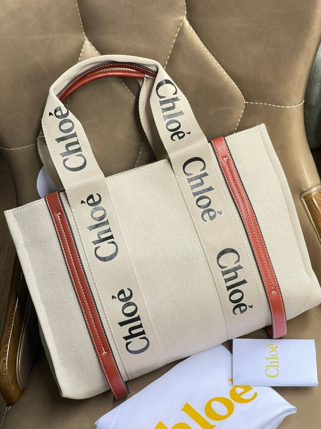 CHLOÉ Woody large leather-trimmed cotton-canvas tote กระเป๋าแบรนด์ดังจากสัญชาติฝรั่งเศส เป็นที่ชื่นชอบของเซเลบริตี โคลเอ้รุ่นนี้เป็นสไตล์วินเทจ เรียบหรูและดูดี ออกแบบมาเพื่อการใช้งานที่ง่ายแสนง่าย และยังจุของได้ไม่น้อยเลยทีเดียว เพิ่มความมีเสน่ห์และแข็งแร