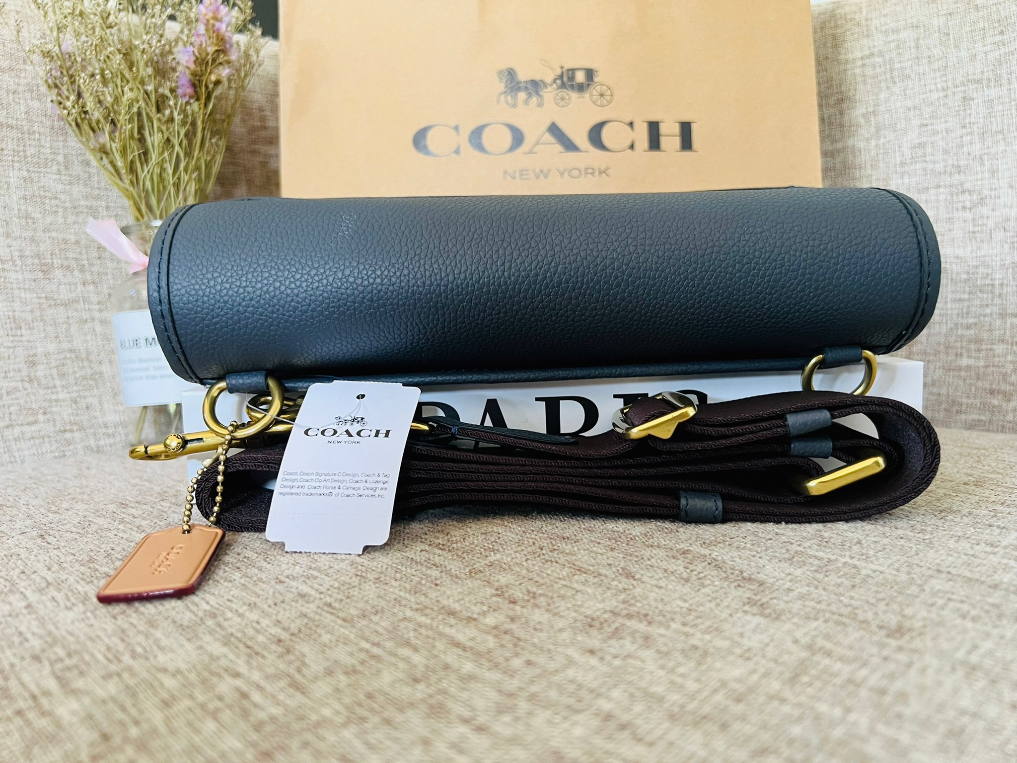 COACH Turner Flap Crossbody In Signature Chambray C8185 กระเป๋าสะพายหนังแชมเบรย์ซิกเนเจอร์และหนังธรรมชาติ ด้านในกระเป๋าซิป กระดุมแป๊ก ซับในหนัง กระเป๋าสลิปด้านนอก สายสะพายถอดได้ ยาว 25” สำหรับสะพายไหล่หรือสะพายข้าง