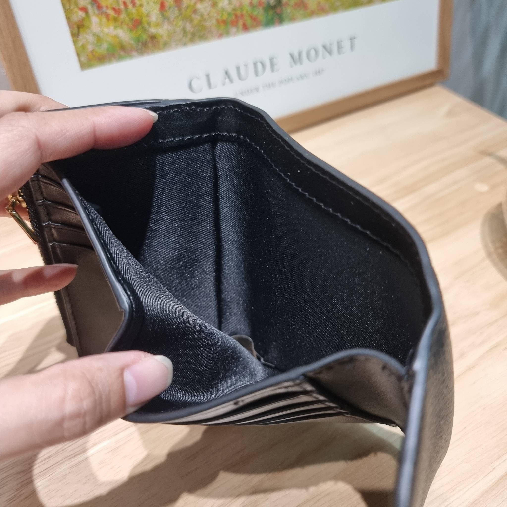 TORY BURCH KIRA MIXED MATERIALS MEDIUM FLAP WALLET กระเป๋าสตางค์ใบกลาง รุ่นยอดนิยม ดูหรูหรา ดูแพง ดีไซน์คลาสสิค ขนาดกำลังพอเหมาะ