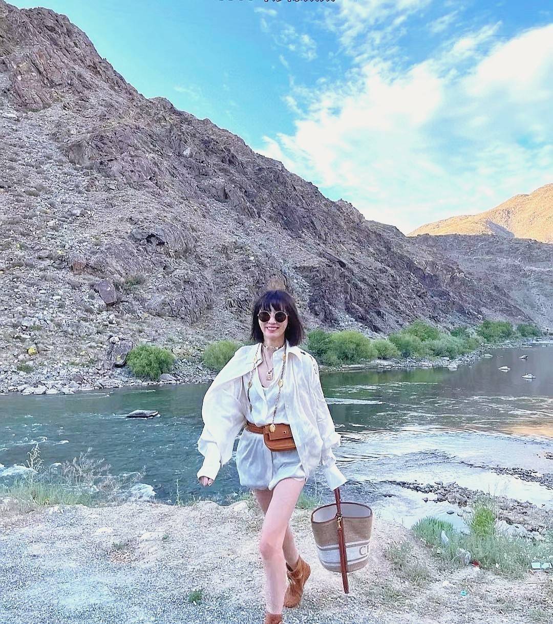 Celine Bucket Bag In Textile with Celine Logo สาว ๆ คนไหนกำลังมองหากระเป๋าสะพายที่สามารถจุของได้แบบกำลังพอดี เราขอแนะนำเป็นใบนี้เลยค่ะ เพราะมีขนาดที่ไม่เล็กและไม่ใหญ่จนเกินไป ให้ความคล่องตัวสูง มีฐานกว้างสามารถใช้สะพายไหล่เมื่อต้องการออกงานทางการหรือจะสะพ