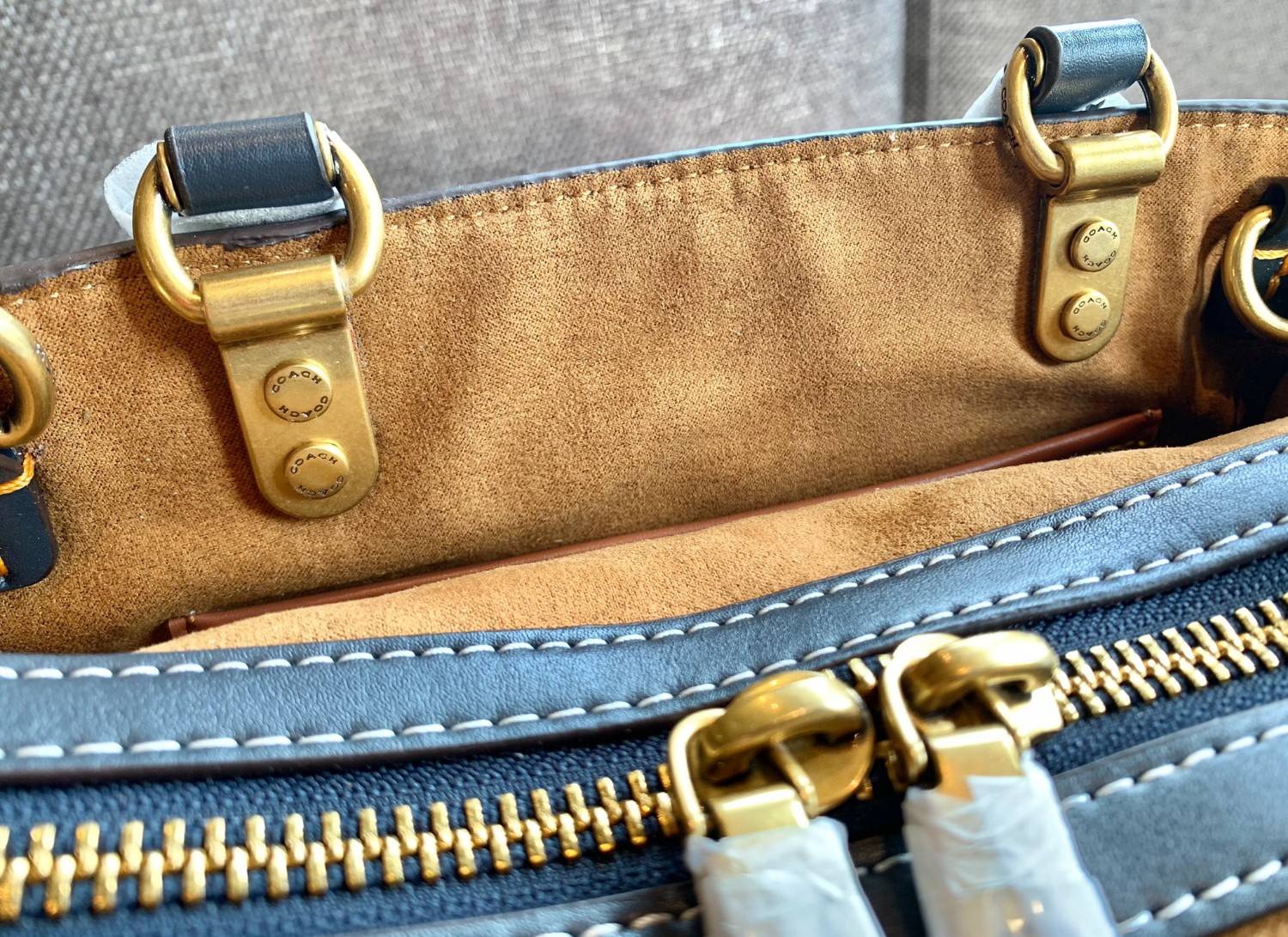 LIMITED EDITION!💥 💋สวยต้องยกนิ้วให้นางไปเลยจร้าา👍👍 COACH DISNEY X COACH ROGUE 25 WITH MICKEY MOUSE((C6166)) 📌พร้อมส่งที่ไทยก่อนใคร คุณภาพจัดเต็มบอกเลย หลงรักแน่นอนค่ะ! ✔️กระเป๋าหิ้ว//คล้องไหล่//สะพายข้างได้ ส