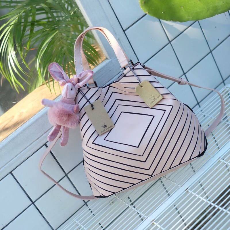 รุ่นขายดี Square shape ลาย Limited edition หายาก สวย modern มากค่า 👍ปรับทรงได้ 2 แบบ น่ารักมาก สี Rose morning สวยเข้ากับชุดง่ายมาก 💥💥น้ำหนักเบาเพียงแค่ 3.5 ขีดเท่านั้น !!!! รอบนี้ มาพร้อม Bunny 🐰 DV ขนฟู เพิ่มความน่าร้ากกก