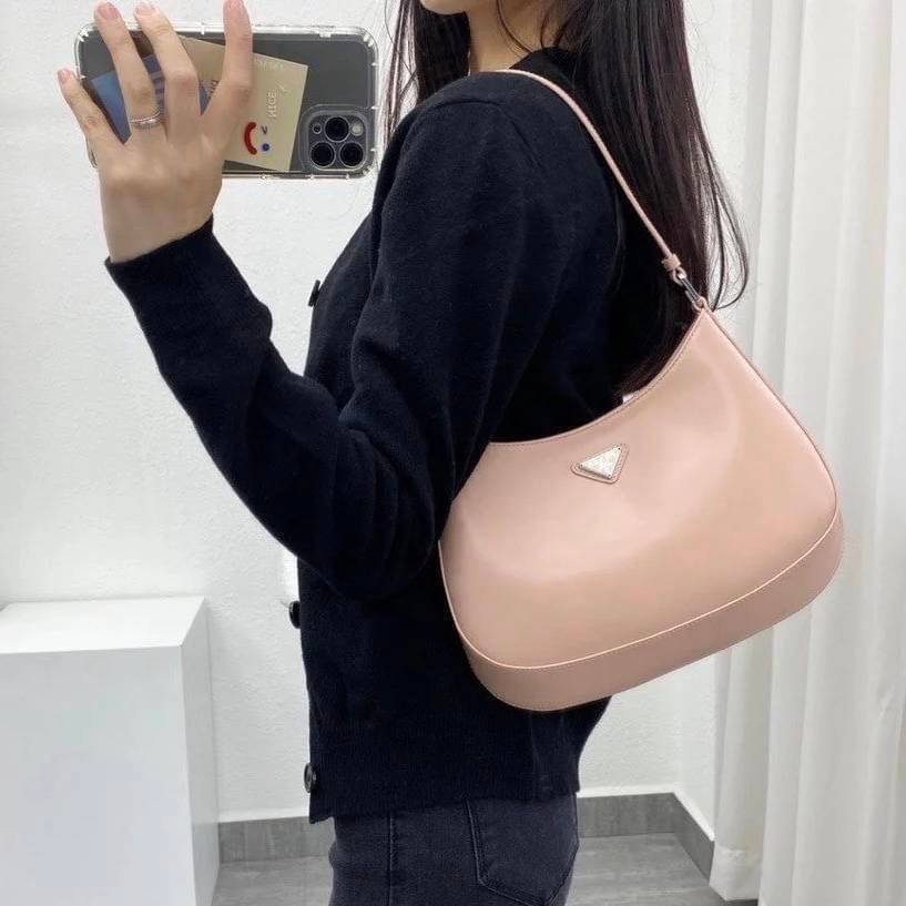 Prada Cleo brushed leather shoulder bag กระเป๋าทรงสวยยอดฮิต กับแบรนด์ PRADA งานพรีเมียมกิ้ฟท์จากแบรนด์ ทรงสะพายไหล่สวยหรูอยู่ทรง PRADA CLEO หนังเรียบดำเงาหรูสุดคลาสสิต เปิดปิดด้วยกระดุมอะไหล่เงินทั้งใบ ด้านในใส่กระเป๋าสตางค์ยาว มือถือ ของจุกจิกได้เยอะ มีป
