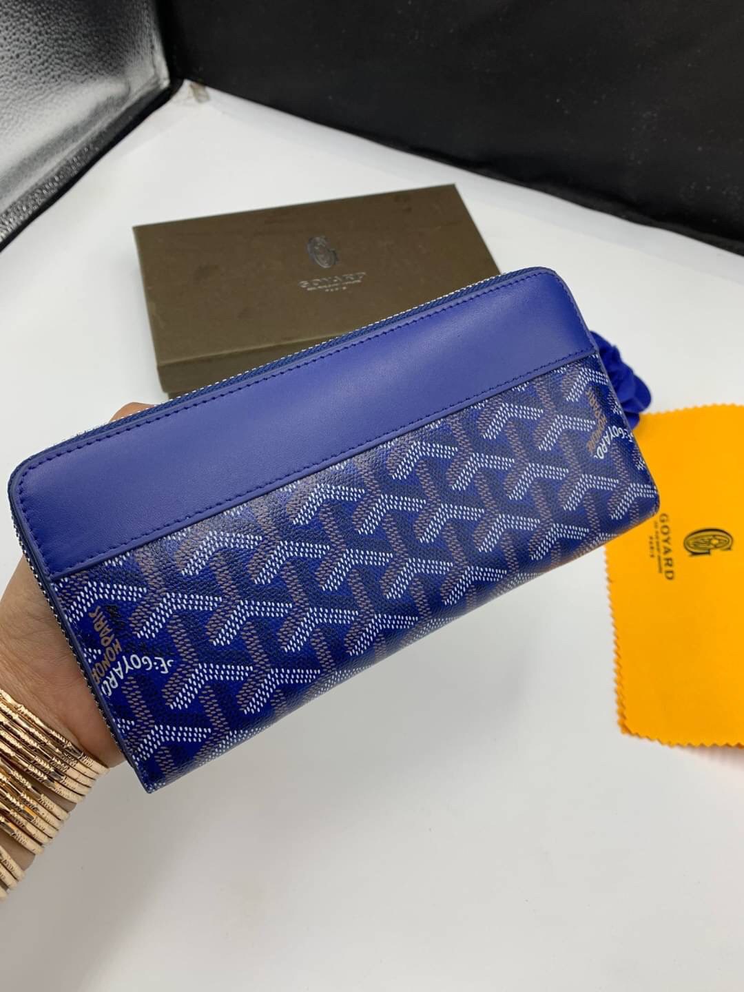 VIP GIFT 】GOYARD round zipper Matignon Long Wallet กระเป๋าสตางค์ซิปรอบใบยาว พร้อมส่ง 6 สี เหมาะกับการใช้งานทุกรูปแบบ นอกจากเพิ่มความมั่นใจแล้ว ยังทำให้ชีวิตของเราง่ายขึ้นอีกด้วย โดยการเปิดปิดแบบซิปรอบ สามารถใส่ธนบัตร เหรียญ บัตรต่างๆได้หลายใบเลยทีเดียว ขน