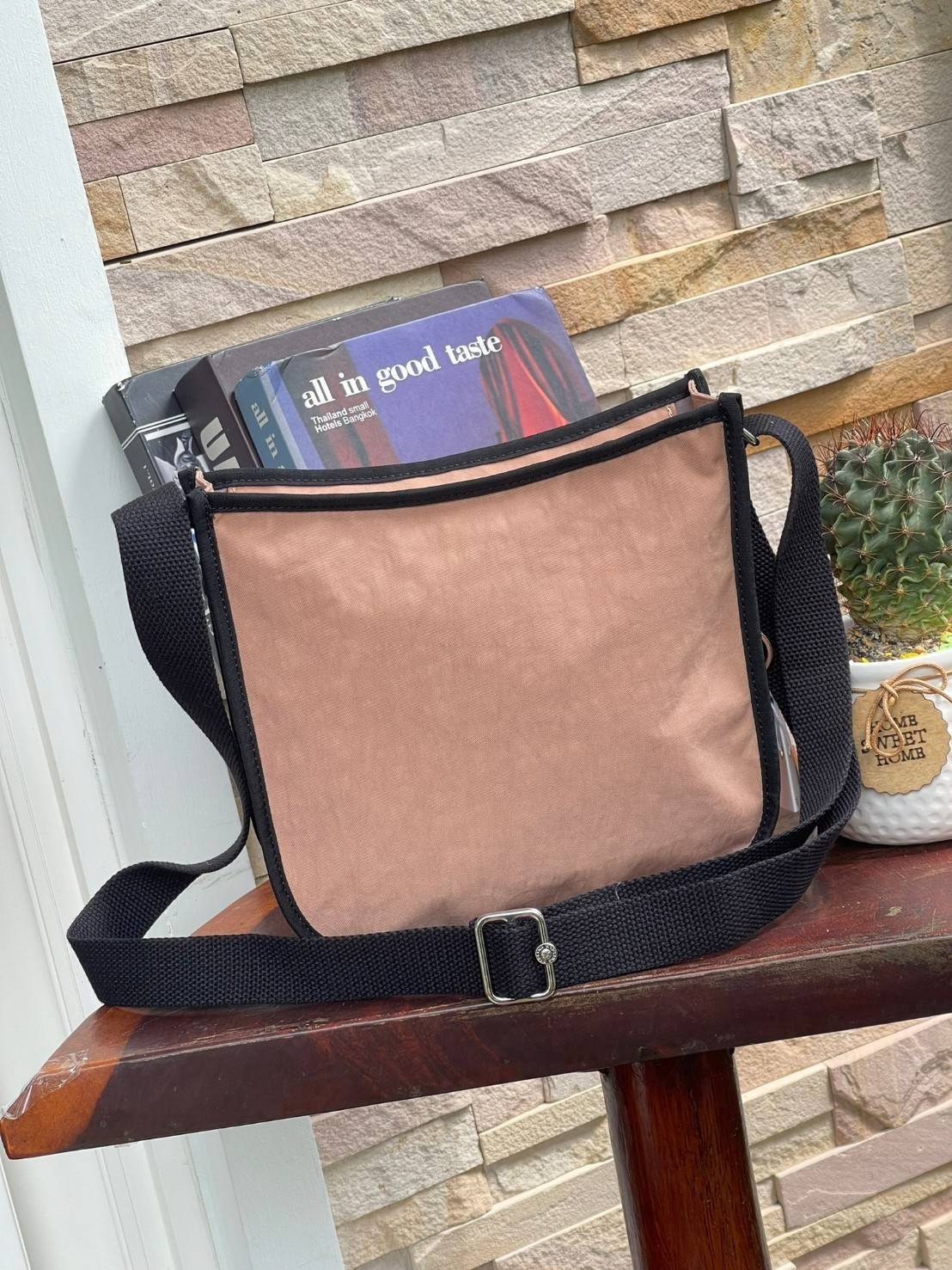 Kipling Patsy M Crossbody คอลเลคชั่นใหม่ล่าสุด ที่ไม่เน้นลวดลายและสีสัน แต่เน้นรูปแบบการใช้งานที่ง่ายแสนง่ายไม่ซับซ้อน ขนาดกำลังดี สามารถใส่ของที่จำเป็นได้ ไม่ว่าจะเป็นโทรศัพท์มือถือหรือกระเป๋าสตางค์ น้ำหนักเบา ด้านในของกระเป๋ายังแบ่งช่องเป็นระเบียบ พกพาไ