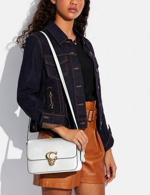 COACH STUDIO GLOVETANNED LEATHER SHOULDER BAG (C6641)🌺ห้ามพลาดเด็ดขาด!! สวยละมุน เรียบหรู ดูแพงสุดๆ!! //กระเป๋าถือ กระเป๋าสะพาย ดีไซน์เนี้ยบ! เฉียบมาก!// วัสดุหนังแท้ หนังเรียบเต็มใบ อยู่ทรง สวยมากๆ ดีเทลเรียบหรู ผู้ดีสุดๆ!// ด้านหน้าเปิด-ปิดด้วยต