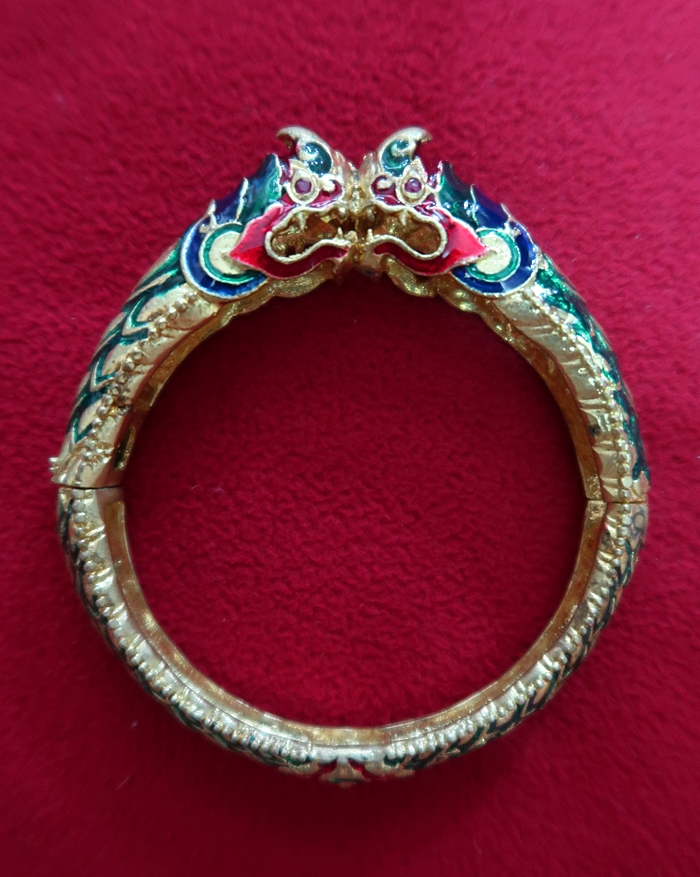 สินค้าหมดค่ะ กำไลพญานาค2เศียรแบบใหญ่เนื้อทองเหลืองลงยาพร้อมใบคาถาค่ะ