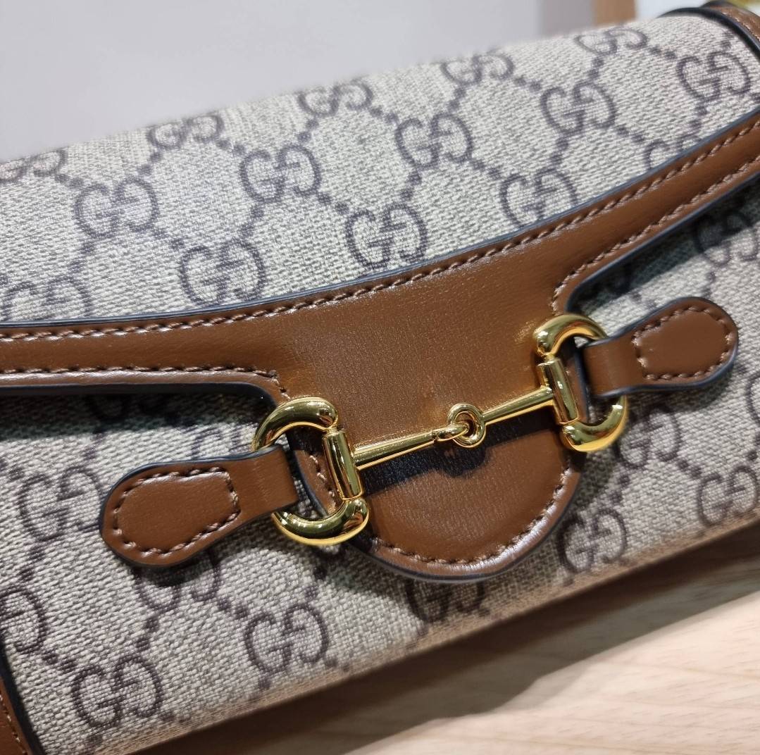 Gucci Horsebit 1955 Mini Bag / GC crossbody horizon mini bag กระเป๋าสะพายข้างขนาดกำลังดี สวยอยู่ทรง วัสดุหนังแคนวาสทนทาน แฝงความหรู เปิด-ปิดฝาสอดพร้อมแม่เหล็กในตัว ภายในเป็นช่องโล่ง ใส่โทรศัพท์ได้ทุกรุ่น พกแทนกระเป๋าสตางค์ ใส่บัตร ใส่ธนบัตรพกง่ายๆก็ได้ สา