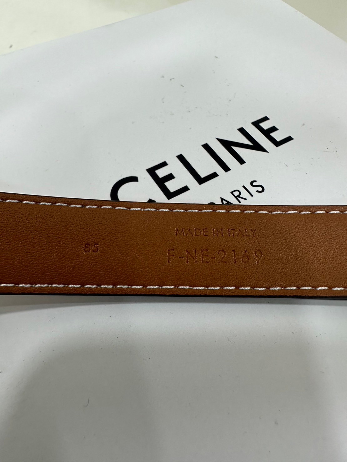 CELINE Belt Leather / Celine Elegant Charm 1 Belt In Smooth Calfskin With Gold พร้อมส่ง เข็มขัดเซลีน มีเส้นเดียวใช้ได้ทั้งปี ไม่ว่าลุคไหนๆ เส้นเดียวเอาอยู่ งานหนังเรียบสวยมาก แนะนำค่ะ