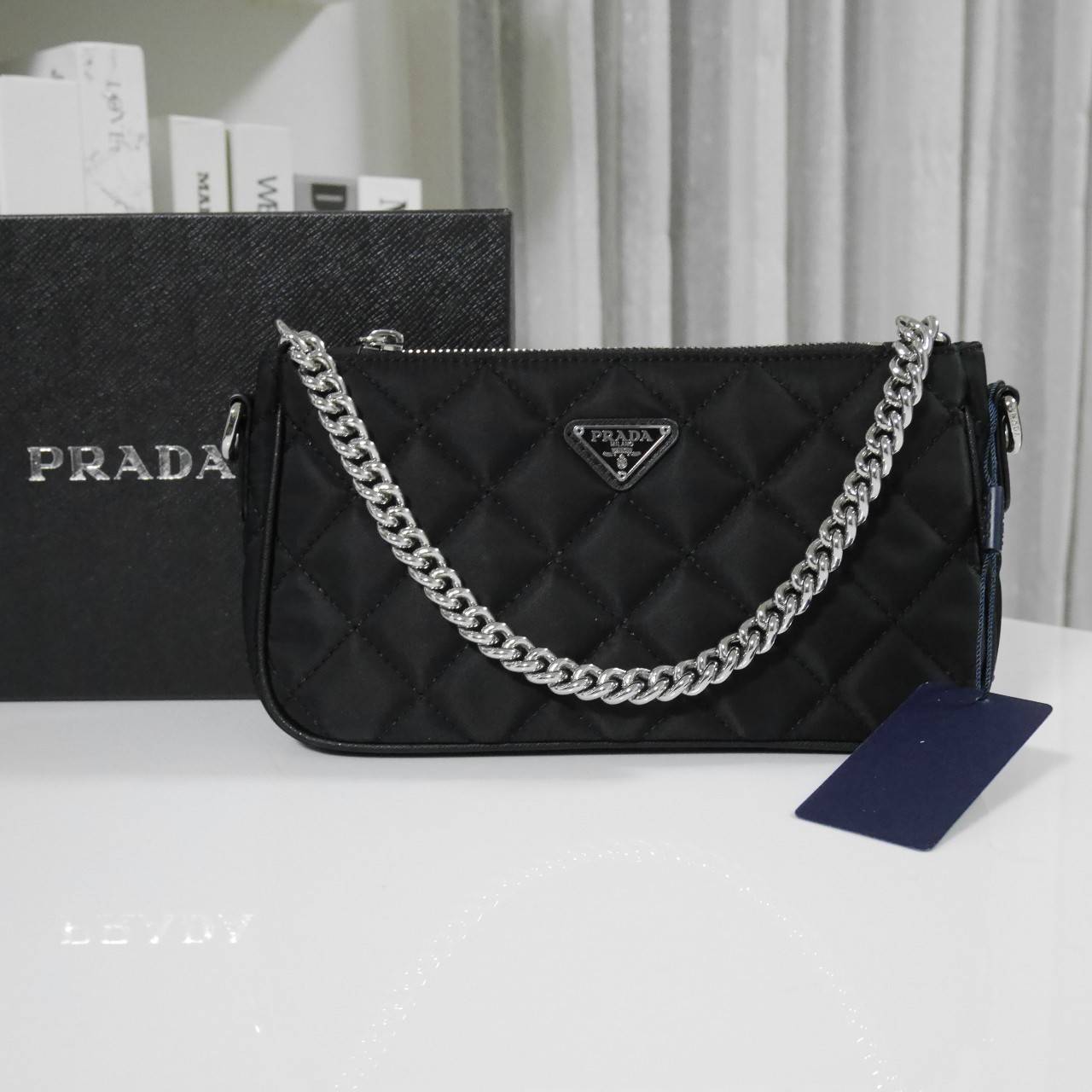 PRADA Tessuto Nylon Crossbody Bag ✨ กระเป๋าผ้าไนล่อนลายตาราง ขนาดกำลังดีกำลังน่ารักเลยค่ะ เหมาะกับการใช้เป็น EVERYDAY LOOK สุดๆ ใบนี้ห้ามพลาดเลย