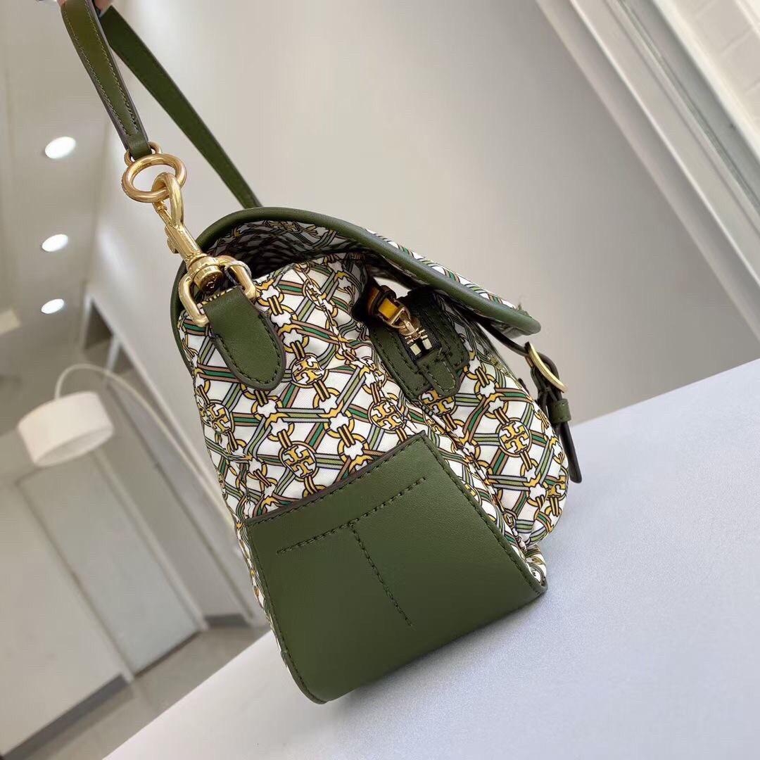 ของแท้ 💯% Tory Burch Piper Printed Crossbody 74656 กระเป๋าถือ สะพายข้างหรือ Crossbody ได้ ด้านในโล่งมี1ช่องซิป และ1ช่องใส่ของจุกจิก ซับในผ้าสวยหรู มีช่องซิปใส่ของด้านนอก