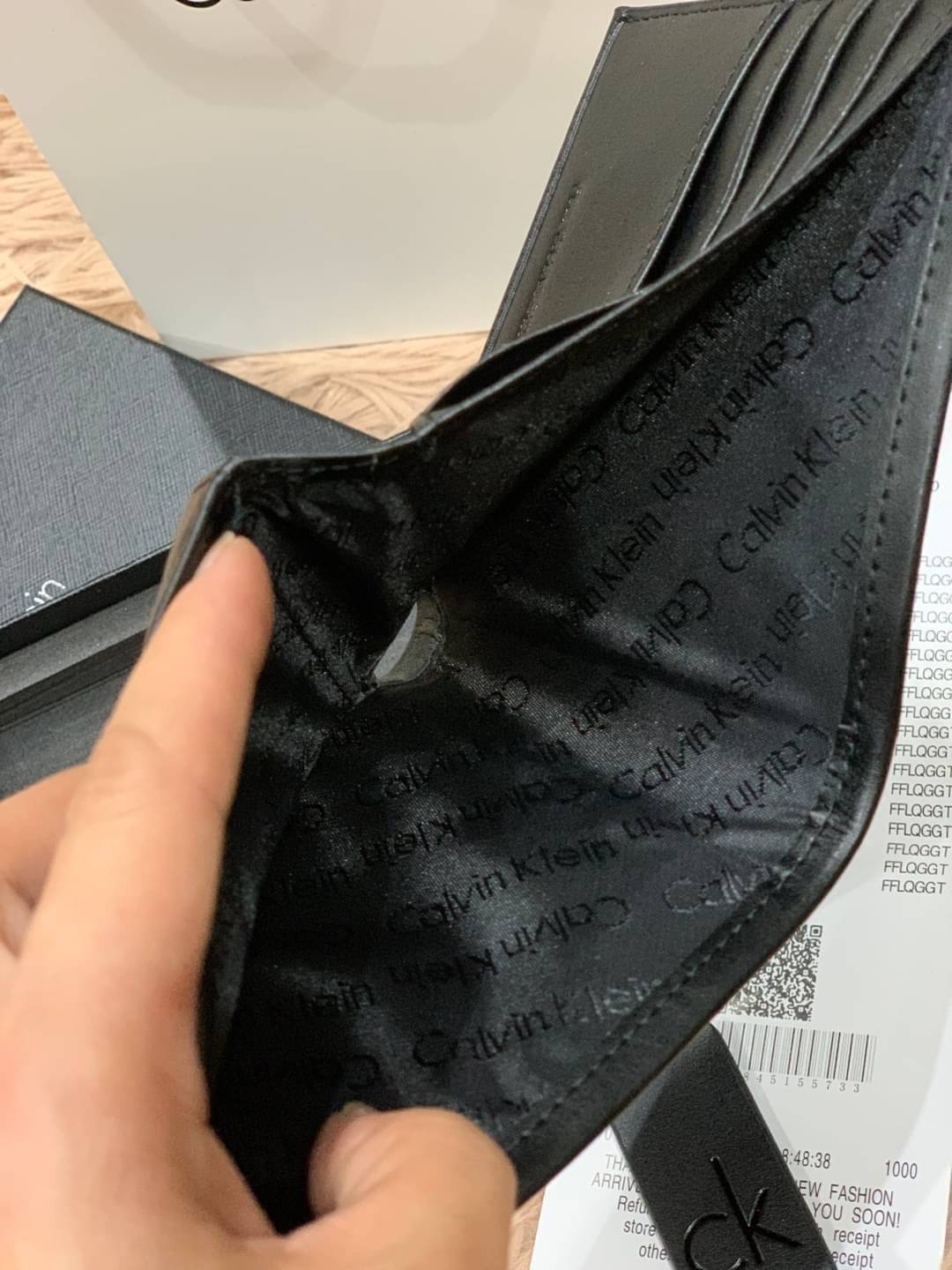 ของแท้ 💯% 】CALVIN KLEIN SHORT WALLET & KEY CHAIN SET เซ็ทสุดคุ้มกับอีกหนึ่งคอลเลคชั่นสำหรับคุณผู้ชาย ในเซ็ทประกอบไปด้วยกระเป๋าสตางค์ทรงสั้น ใช้งานง่าย