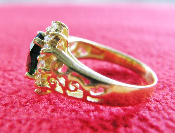 สินค้าหมดชั่วคราวค่ะ แหวนมรกตทองเหลืองล้อมเพชรแบบผู้หญิง(ราศีพฤษภ)แบบ2ค่ะ