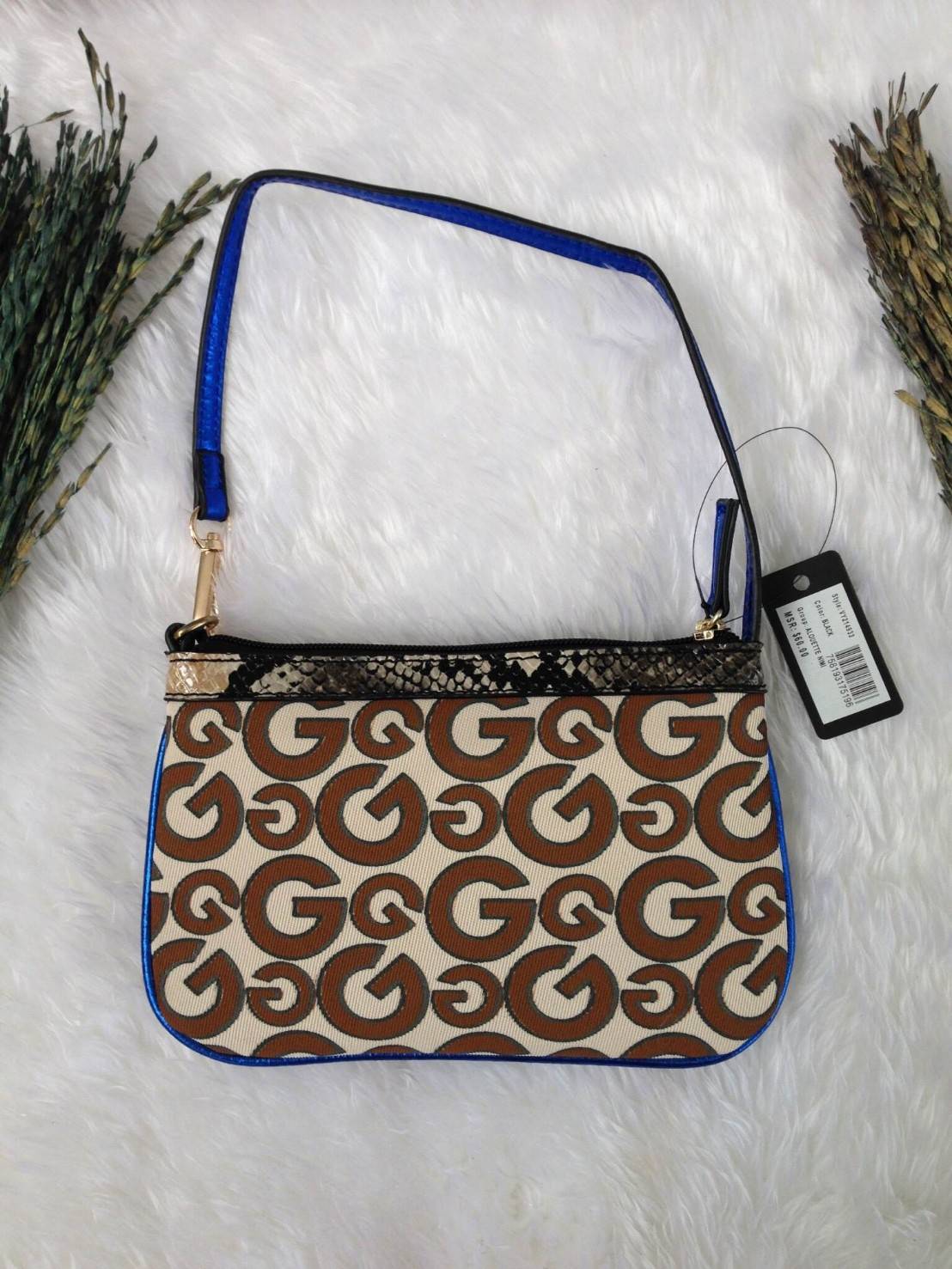 Guess clutch bag กระเป๋าคลัชถือ มาพร้อมสายสะพาย น้ำหนักเบา สีสันสวยงาม แต่งแคนวาสด้วยอักษรG สลับหนังลาย โลโก้โลหะสลักบนหนัง สามารถใส่ iPhone 8+ ได้ สวยหรู น่าใช้มากค่า