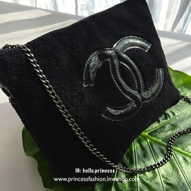 Must Have item 2018 !! รุ่นขายดีในตำนาน Chanel Black Clutch bag งานพรีเมี่ยมกิ้ฟท์จากเคาเตอร์แบรนด์ดัง ของแท้จากแบรนด์ chanel ขนาดกะทัดรัด สะพายพร้อมสายโซ่ *อะไหล่เงินรมควัน ผ้าขนสัตว์ฟูนุ่ม ด้านหน้า ปิดเปิดด้วยซิปที่จับปั้มแบรนด์ ด้านในมีช่องใส่ของเล็กแย
