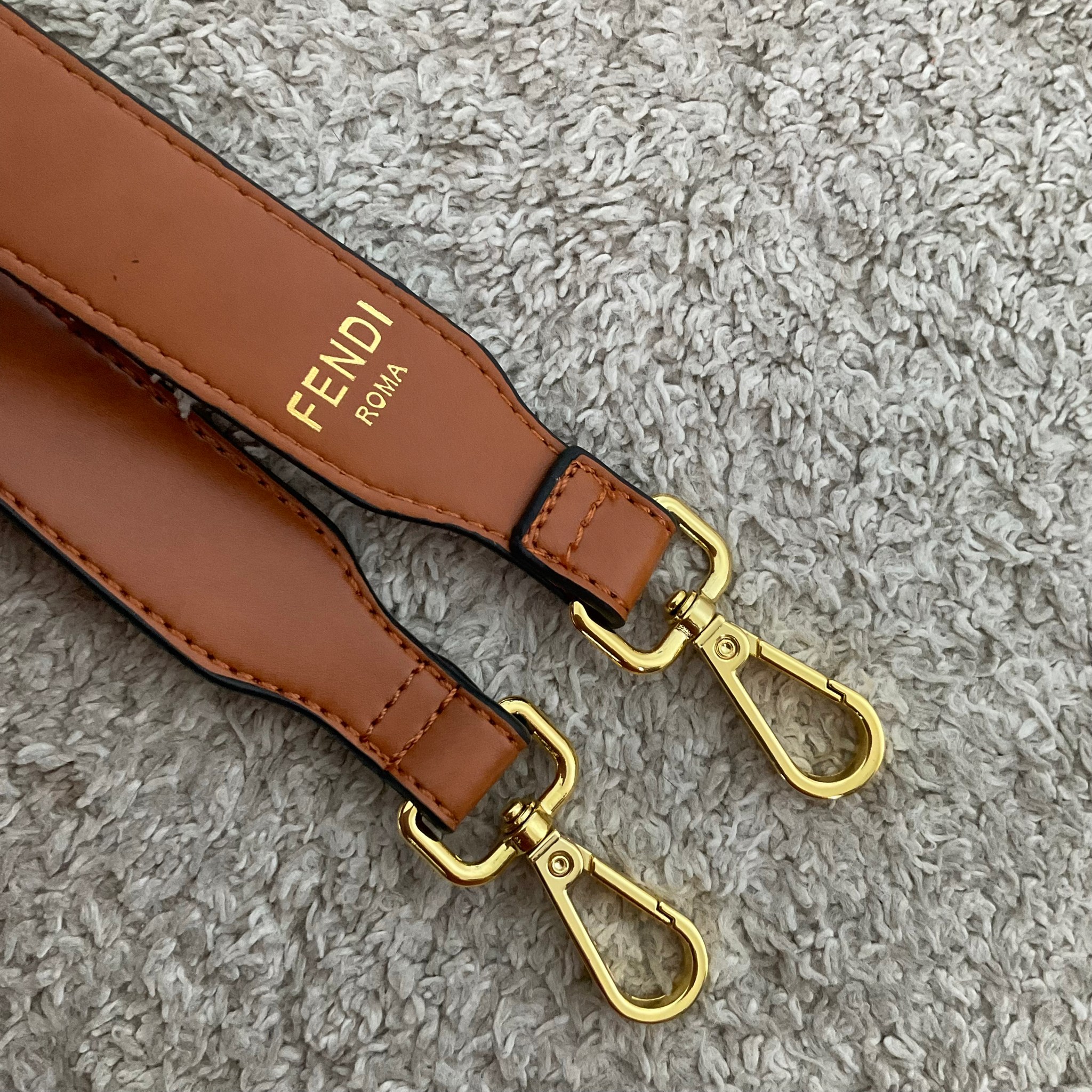 FENDI MON TRESOR MINI LEATHER BUCKET IN BROWN ทรงขนมจีบสุดฮิต! เปิดปิดด้วยตัวเปิดแบบรูด ภายในมีช่องใส่ของหลัก ใส่กระเป๋าสตางค์กลาง + มือถือได้ ทรงนี้กำลังมาแรงมาก อะไหล่ทอง มีสายให้สองแบบ ปรับเปลี่ยนลุคได้ง่าย พร้อมส่งที่ไทยราคาสุดคุ้มห้ามพลาดค่ะ!