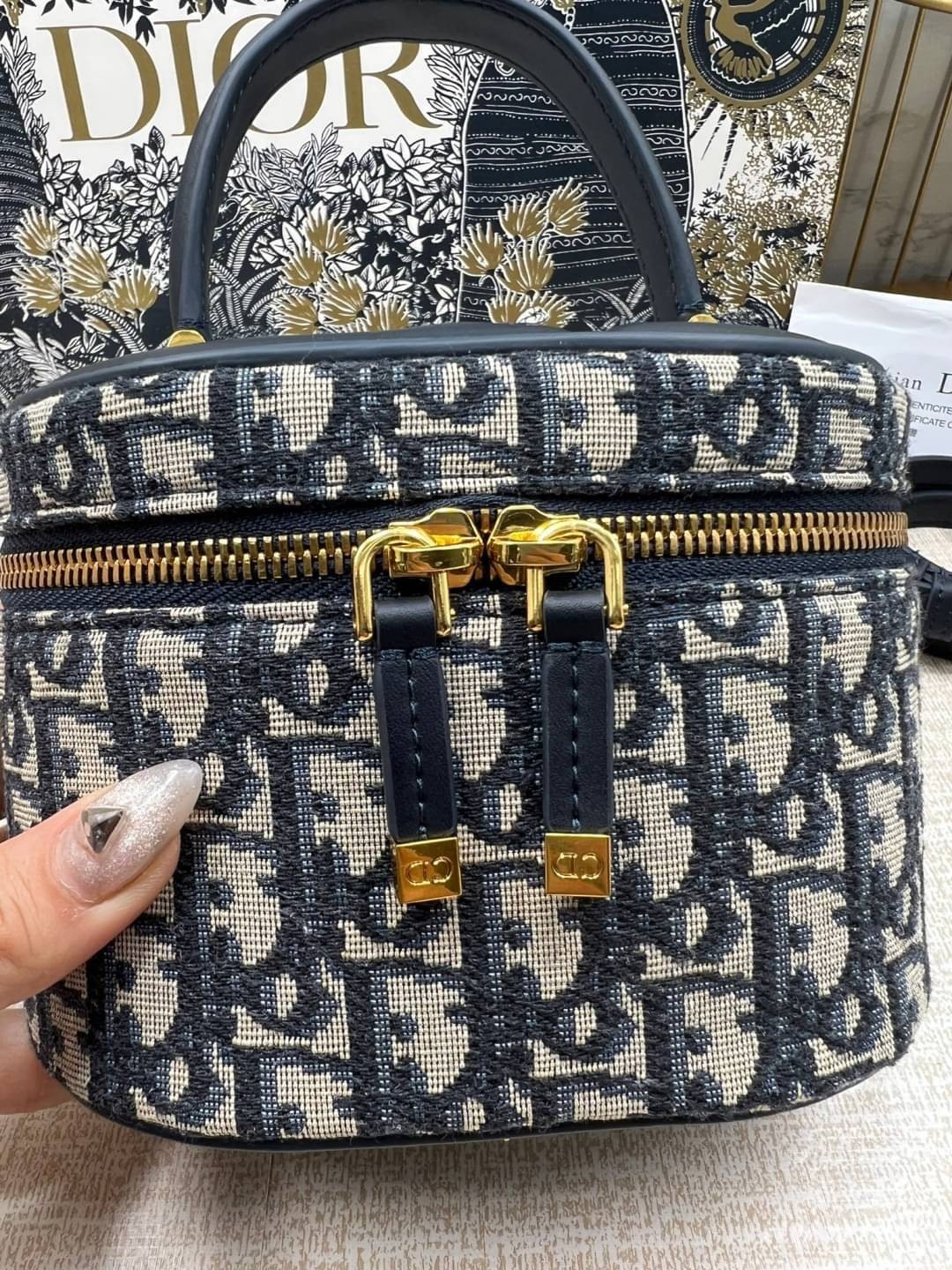 Small Dior Travel Vanity Case / Dior vanity 16cm กระเป๋าทรงกล่องใบเล็กกะทัดรัด ดีไซน์สวยโดดเด่น มีหูจับในตัว ภายในเป็นช่องโล่งสำหรับจัดเก็บสิ่งของเล็กน้อย เป็นอีกหนึ่งไอเท็มที่ไม่อยากให้พลาดเลยน้า