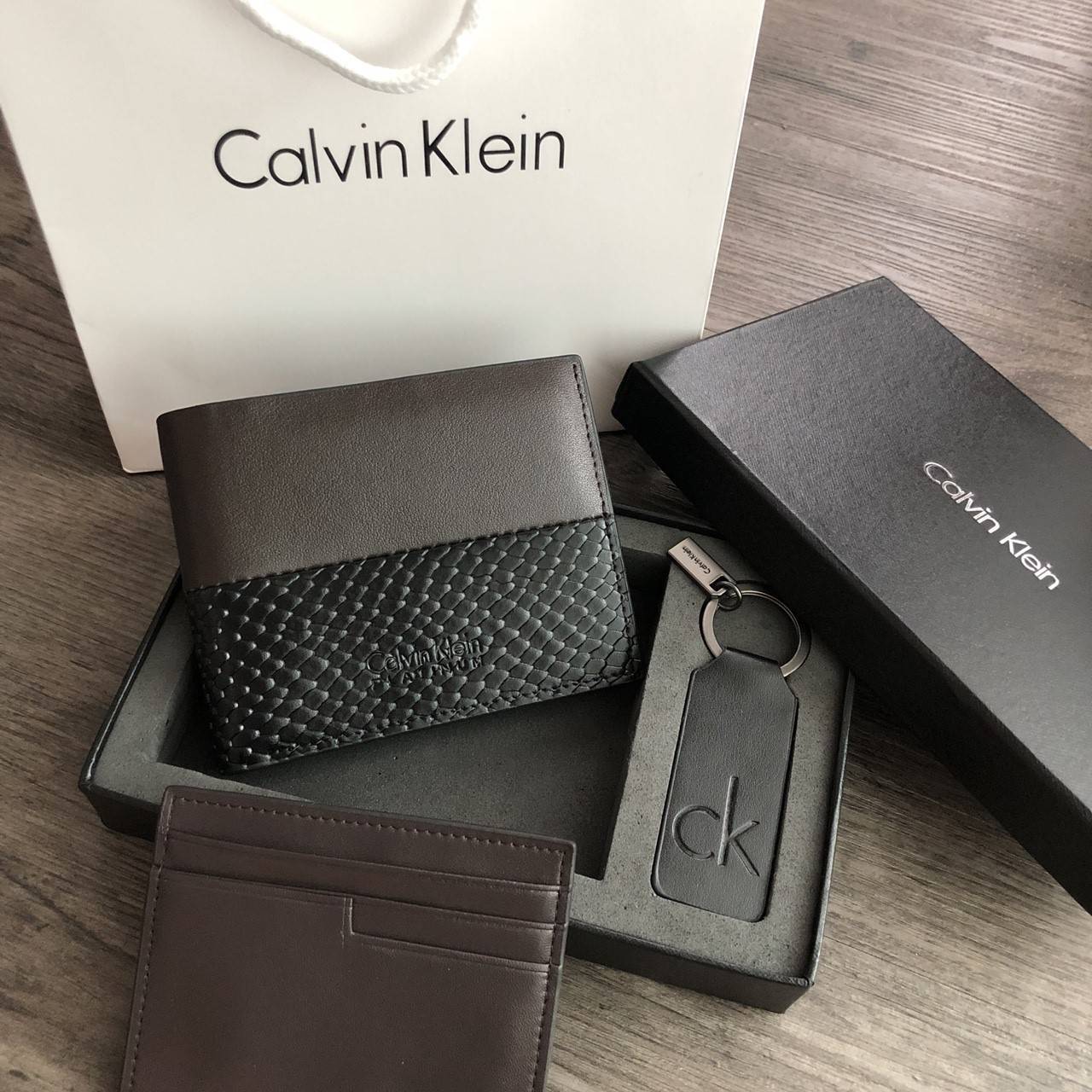 Calvin Klein Short Wallet with Key Set กระเป๋าสตางค์ใบสั้น Set สุดคุ้ม จะมอบให้เป็นของขวัญหรือใช้เองก็แนะนำค่ะ