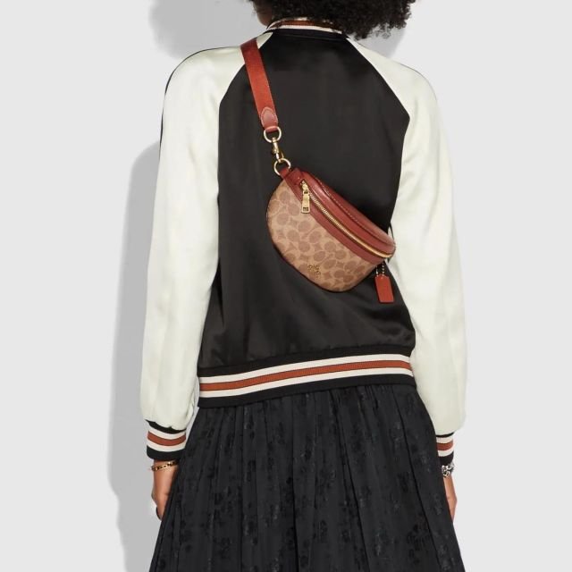 COACH BELT BAG ((39937)) กลับมาอีกครั้ง สวยเหมือนเดิมค่ะ😘 กระเป๋าคาดอก//คาดเอว หนังแท้นิ่ม สวยงามค่ะ ด้านหน้ามีช่องซิป ใส่กระเป๋าเงินใบกลางได้;มือถือได้ทุกรุ่น;พาสปอร์ตได้ค่ะ ด้านหลังมีช่องซิปให้อีกช่องใส่ของจุกจิก สายคาดเลื่อนปรับได้ฟรีไซด์ตามขนา