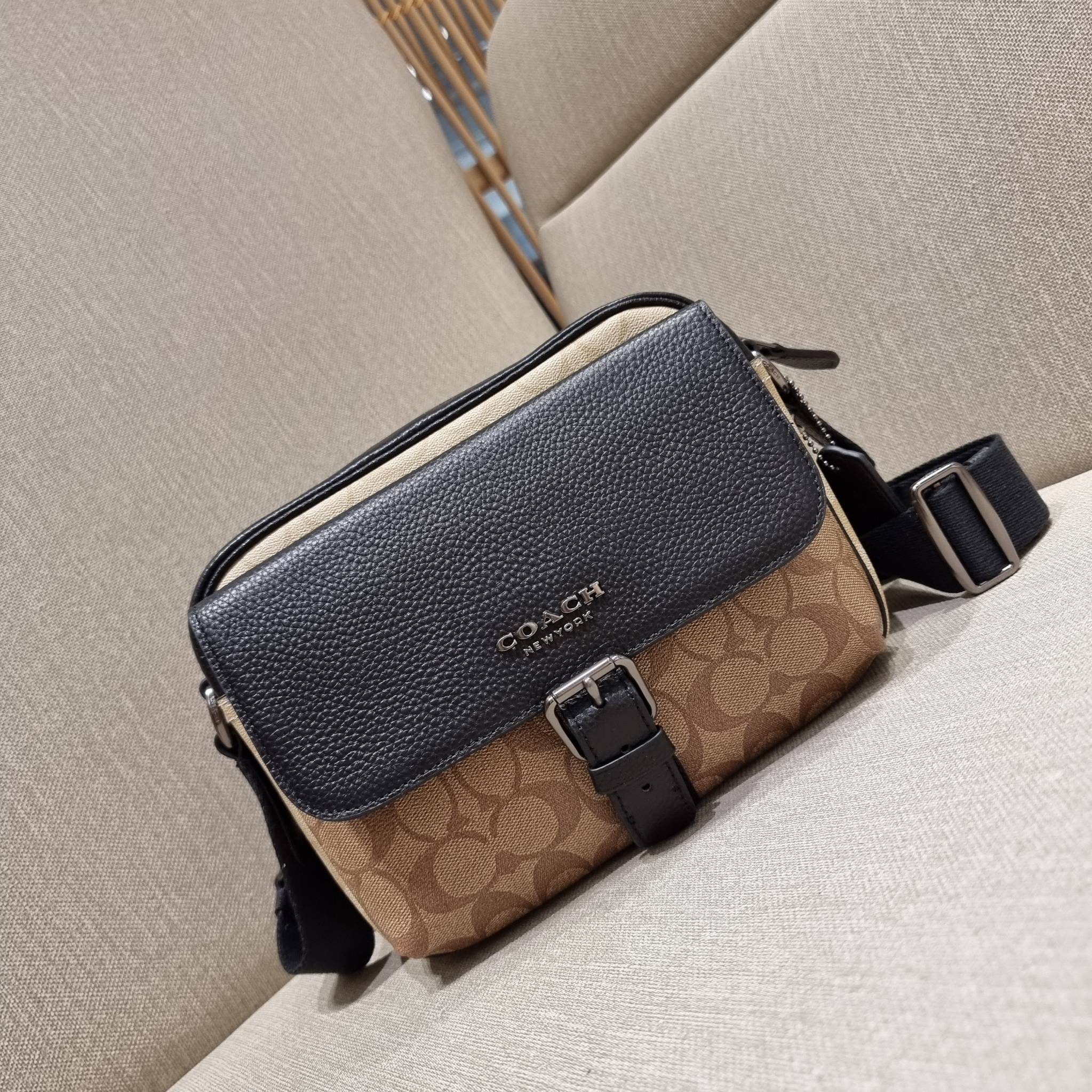 COACH C6080 HUDSON CROSSBODY IN BLOCKED SIGNATURE CANVAS ยกความคูลมาให้หนุ่มๆถึงที่!! ไอเท็มเด็ดหายาก กระเป๋าสะพายข้างดีไซน์ตัดสี เท่ไม่ซ้ำ วัสดุหนังแคนวาสสลับหนัง pepble ทนทาน ใช้งานง่าย ด้วยฝาปิดแบบกระดุมแม่เหล็กด้านหน้า และซิปที่ช่องหลัก ใช้ของได้เลยแบ