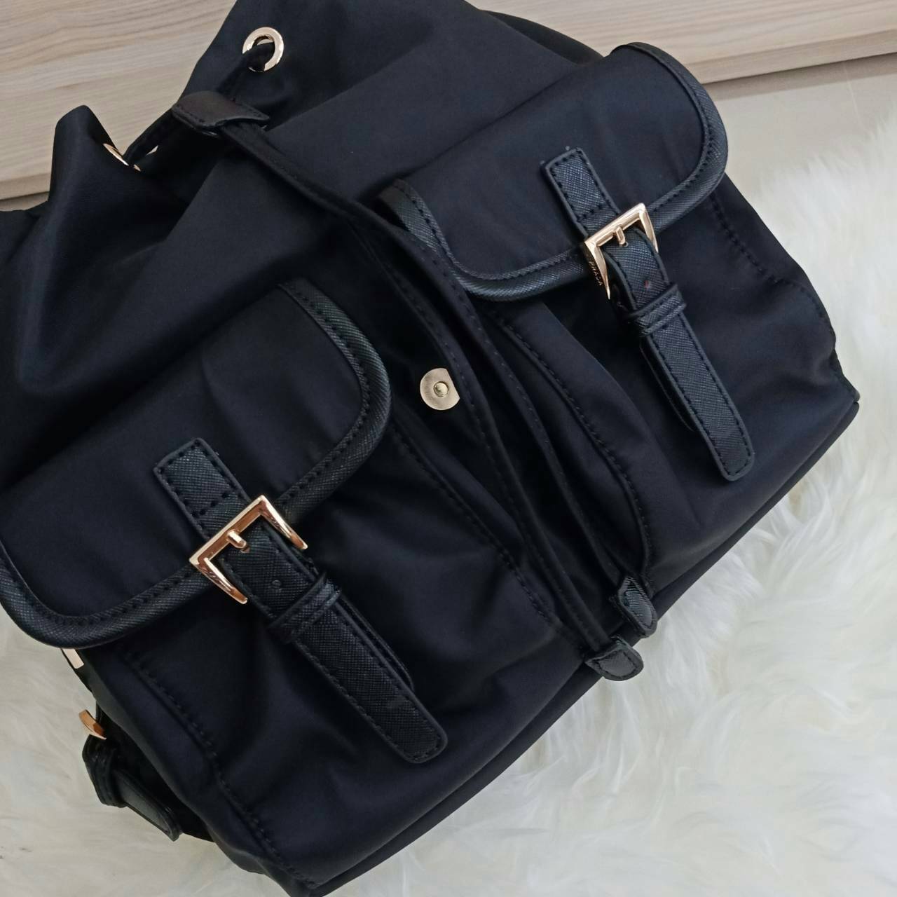 Prada nylon backpack with pocket กระเป๋าเป้ทรง signature จาก วัสดุ nylon เนื้อหนา ด้านหน้าประดับ logo brand, มีช่องใส่ของ 2 ช่อง กระเป๋าเปิดปิดด้วยกระดุมแม่เหล็ก และ drawstring ด้านในมีป้ายหนัง logo brand บุผ้าลายแบรนดอย่างดี สายสะพายปรับได้ freesize สายก