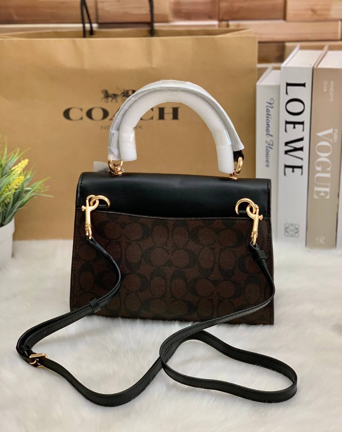 สวย หรู ดูดี รุ่นนี้กัยเลยค่า!! COACH TILLY TOP HANDLE SATCHEL IN SIGNATURE ((76620)) พร้อมส่งความสวย ห้ามพลาดค่ะ! กระเป๋าหิ้ว//คล้องมือ//สะพายข้างได้ ทรงสวย หนังแท้เรียบ+ลายCได้สวยงามค่ะ เปิดปิดกระเป๋าแบบหมุนล็อค ภายในมีช่องหลักใส่ของ2ช่อง สามารถใส่กระเป
