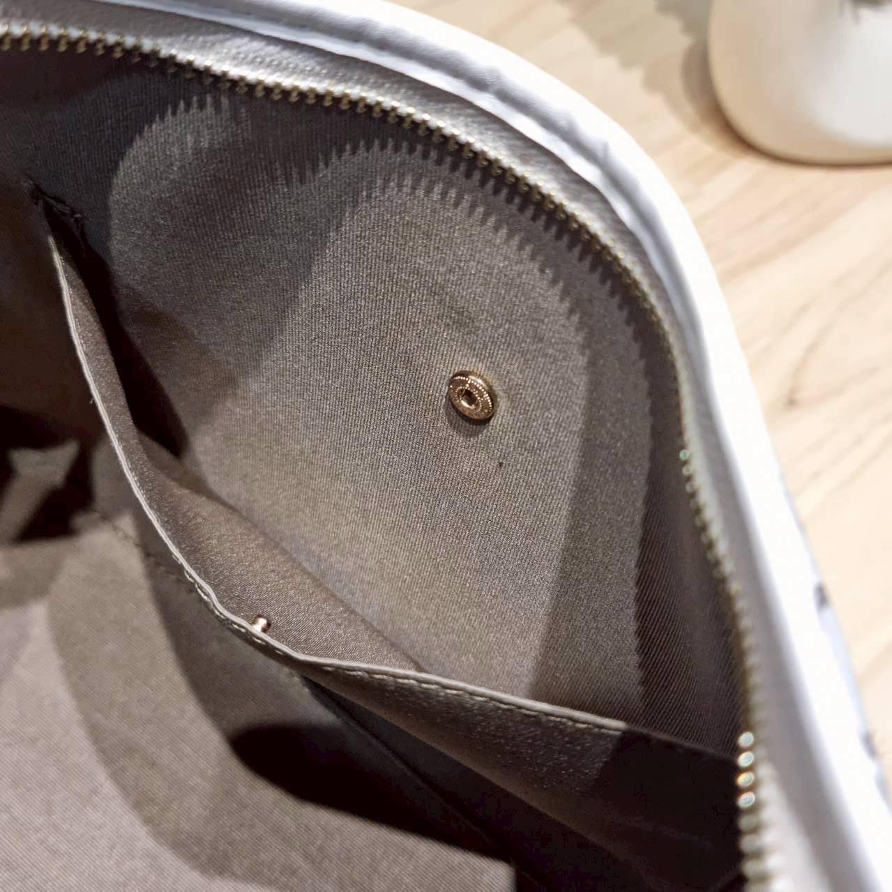 ORI หนังแท้ | Coach Laurel Signature shoulder bag กระเป๋าสะพายทรงโท้ท มาใหม่ในโทนสีน่ารักสุดจะคิวท์ มีให้ทั้งสายคล้องไหล่ และสายสะพายข้าง ใช้แมทช์ได้กับทุกลุคทุกสไตล์ ภายในเป็นช่องโล่ง มีซิปและช่องย่อย จุของได้เยอะกว่าที่เห็นมากๆ