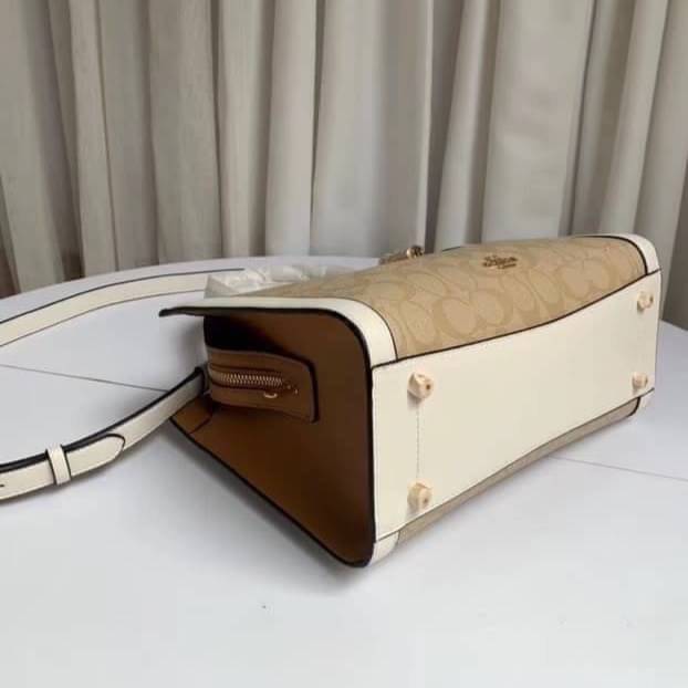 COACH ZOE CARRYALL IN SIGNATURE CANVAS เดอะเบสท์แห่งปี ต้องยกให้พี่คนสวยใบนี้เลย!! รุ่นที่สาวๆตามหา หายากอีกหนึ่ง กระเป๋าถือ/สะพายทรงสวย คลาสสิค ใบใหญ่จุคุ้ม มีดีเทลน่ารักๆที่แม่กุญแจ สามารถล็อคหัวซิปได้ กุญแจซ่อนในพวงหนังห้อยก็น่ารักไปอีก ภายในโล่งกว้าง 