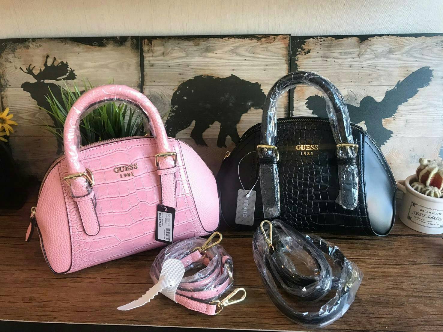 GUESS Crocodile printing Shell Mini Cross Bagsกระเป๋าถือหรือสะพาย อีกหนึ่งคอลเลคชั่นของ GUESSสวยหรู วัสดุหนังเรียบตัดลายหนังจระเข้สวยหรูอยู่ทรง ขนาดกำลังดี น้ำหนักเบา ด้านหน้าประดับโลโก้แบรนด์อะไหล่ทอง เปิดปิดด้วยซิปเดียวใช้งานง่าย ภายในมีช่องซิป และช่องเ