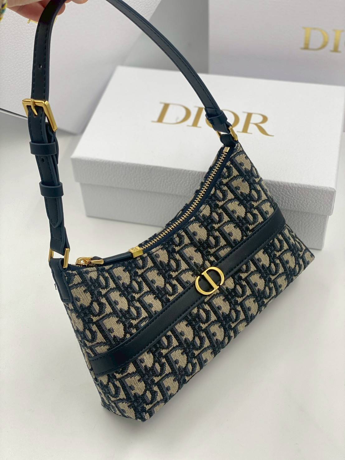 ORI หนังแท้ | DIOR Mini 30 Montaigne Cigale bag / DIOR Mini Miss Caro Cigale bag กระเป๋าสะพายไหล่ทรงโฮโบ ขนาดมินิเสริมไลน์ 30 Montaigne ด้วยรูปทรงทันสมัยและประณีตบรรจง