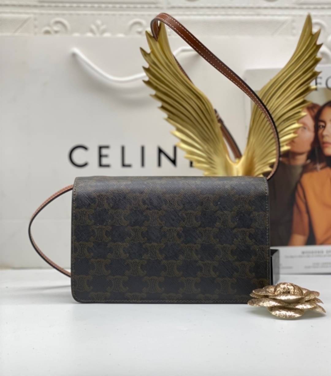 CELINE WALLET ON STRAP / CELINE TRIOMPHE CLUTCH กระเป๋าสะพายข้างใบเล็กสวยคลาสสิค สวยตะโกน งานเป๊ะปัง มีสายสะพายหนังสีน้ำตาล ถอดสายออกเพื่อเป็นกระเป๋าถือทรงคลัชท์เปลี่ยนลุคช์ ลวดลายtriomphe ความเป็นแบรนด์ CELINE ได้อย่างชัดเจน ให้ความรู้สึกที่ดูวินเทจ ที่ส