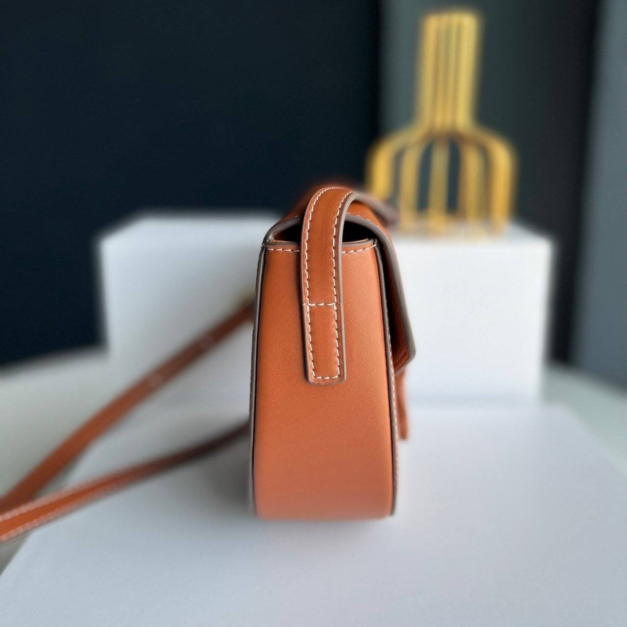 หนังแท้ CELINE BESACE cuir triomphe in Smooth calfskin / CELINE TRIOMPHE CLOSSBODY BAG หนังแท้ทั้งใบสวยหรู แบบใหม่ล่าสุด โลโก้หนังสมูทคลาสิก เหมาะกับสาวๆในวันที่อยากครอสบอดี้ชิลๆ ห้ามพลาดค่ะ!