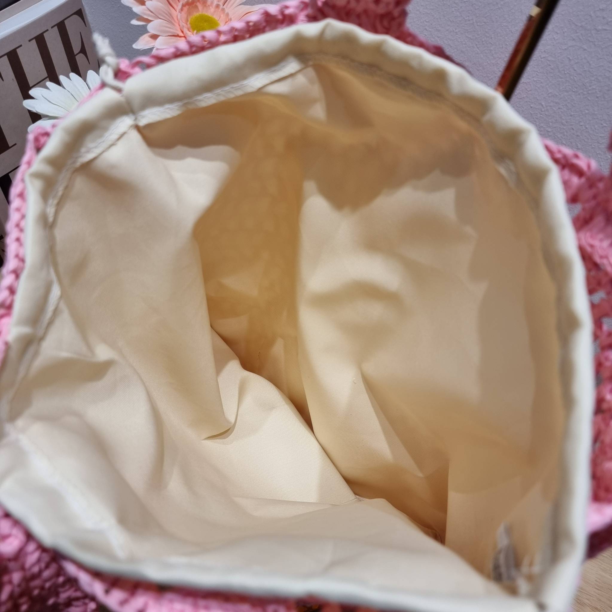 PRADA RAFFIA TOTE BAG สวยไม่ซ้ำใคร สไตล์บีช เหมาะมากกับการสะพายไปเที่ยวทะเล หรือจะใช้ในวันสบายๆก็ตอบโจทย์ กับกระเป๋าสะพายสานใบใหญ่ ตัวกระเป๋าเป็นวัสดุสังเคราห์จากธรรมชาติ