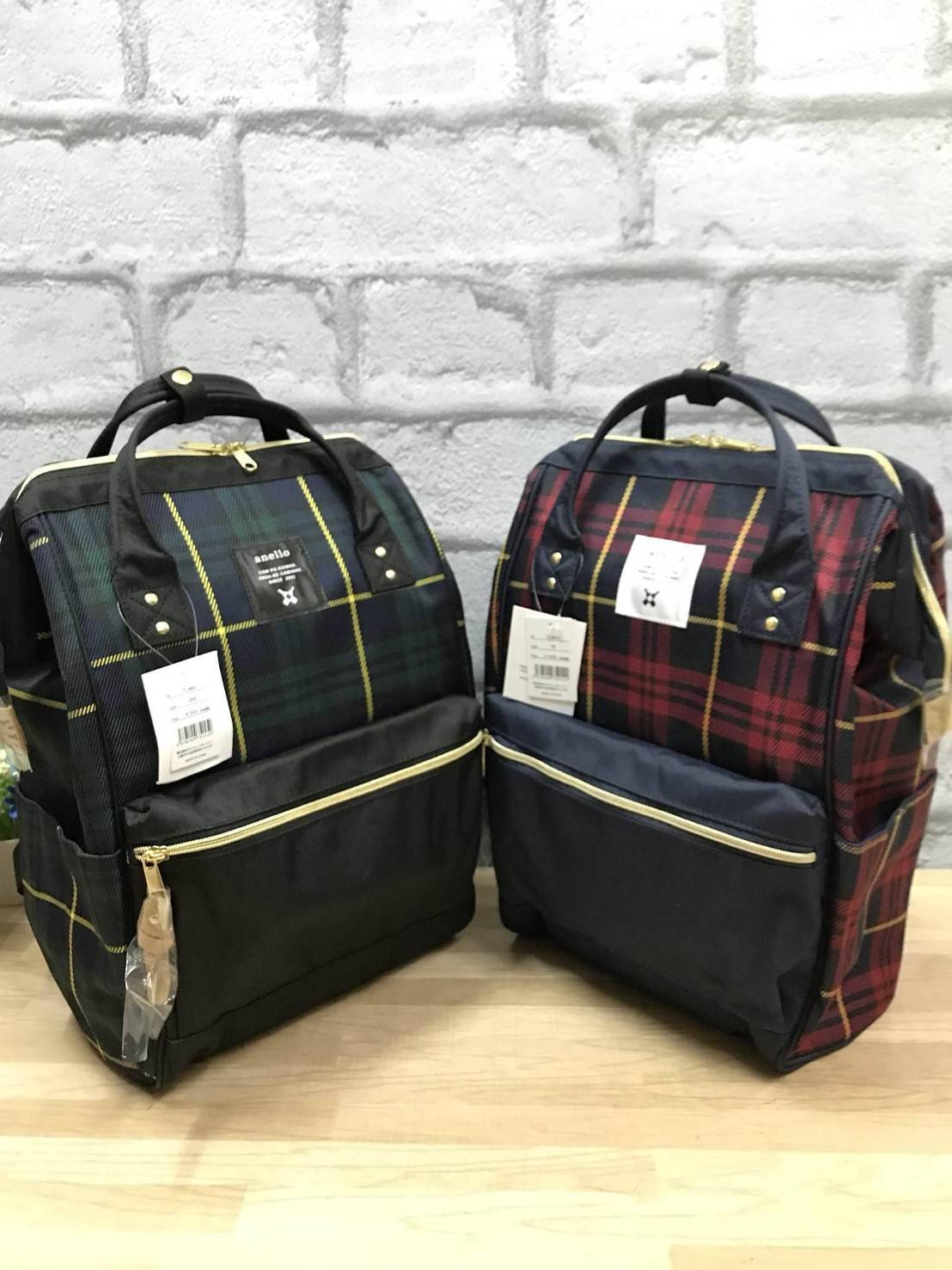 Anello Scottish Canvas Rucksack รุ่นใหม่ชนช้อปญี่ปุ่นกันไปเลยคร้า !!! เป้ขนาดไซส์ Classic วัสดุ ผ้าแคนวาส มีช่องซิปด้านหน้า มีช่องเก็บของด้านข้างทั้งสองด้าน ที่หูจับมีตัวล้อค มีโครงที่ปากกระเป๋า มีซิปด้านหลังเพื่อหยิบจับของภายในด้านหน้าผ้าลายสก็อต ลงตัวกั