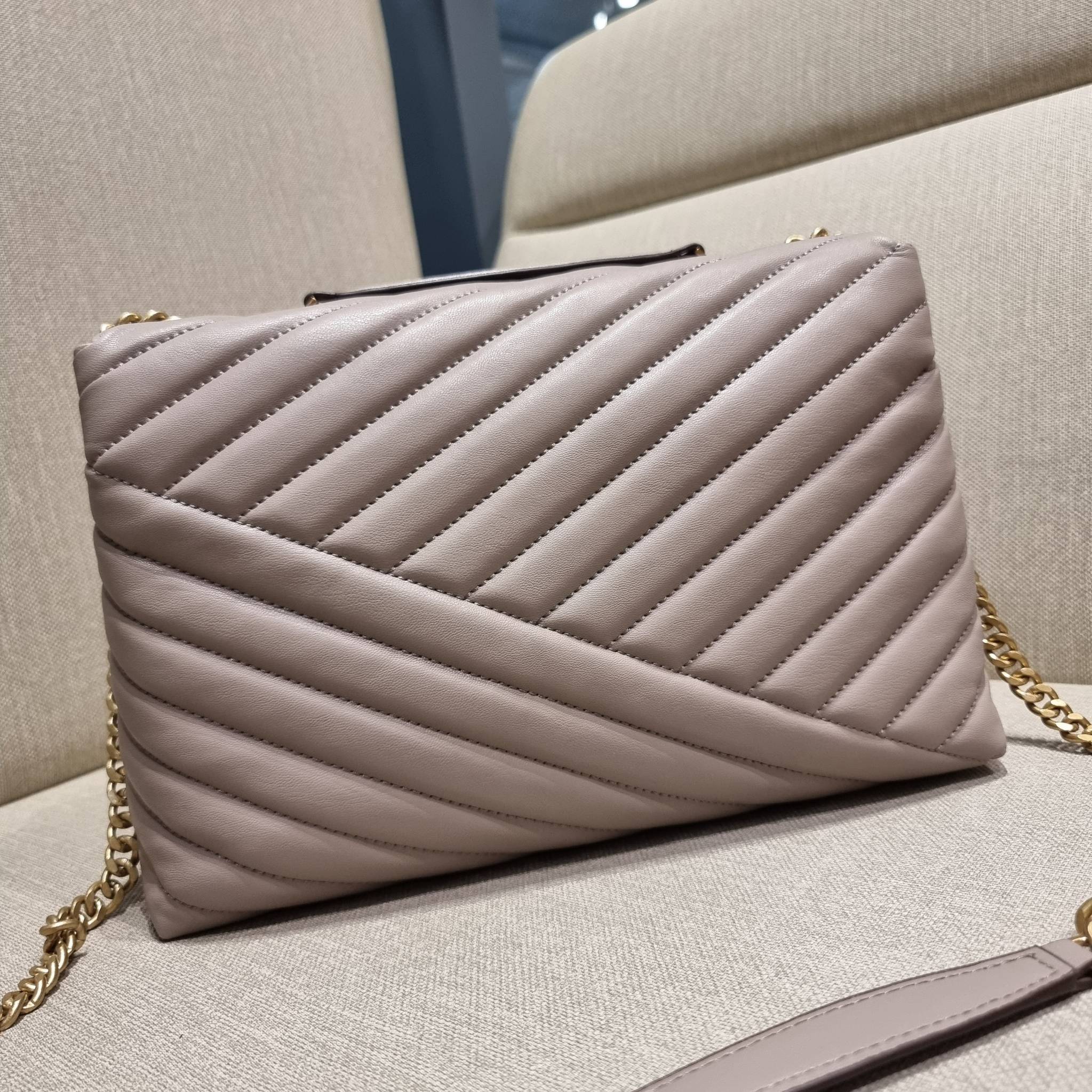 TORY BURCH KIRA CHEVRON CONVERTIBLE SHOULDER BAG กระเป๋าสะพายรุ่นยอดฮิต ไซส์ใหญ่จัดเต็มให้เน้นๆ ใช้ยังไงก็ดูหรู ดีไซน์เฉพาะตัว วัสดุหนังแกะ สัมผัสนิ่ม เปิด-ปิดด้วยกระดุมแม่เหล็ก ภายในเป็นช่องโล่ง แบ่งสัดส่วนไว้ดีมากๆ ใส่กระเป๋าสตางค์ มือถือ เครื่องสำอางค์