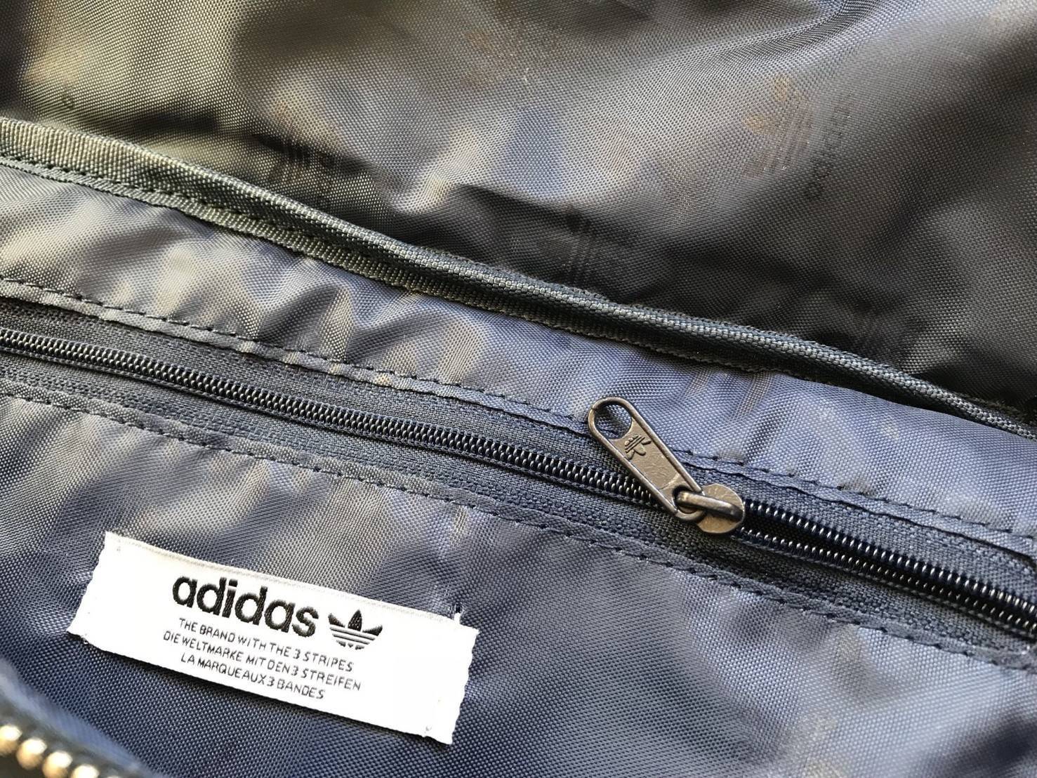 ADIDAS ORIGINALS ADICOLOR WAIST BAG ของมันต้องมี!! กระเป๋าคาดอก/คาดเอวสุดชิค ดีไซน์เรียบง่าย แต่สะพายแล้วเท่ คลาสสิคสุดๆ!! วัสดุ Nylon+Polyester กันน้ำได้ เปิด-ปิดฝากระเป๋าด้วยซิป หัวซิปปั๊มแบรนด์เป็น signature ภายในมีช่องโล่งกว้าง ใส่ของได้พอสมควร ใส่มือ