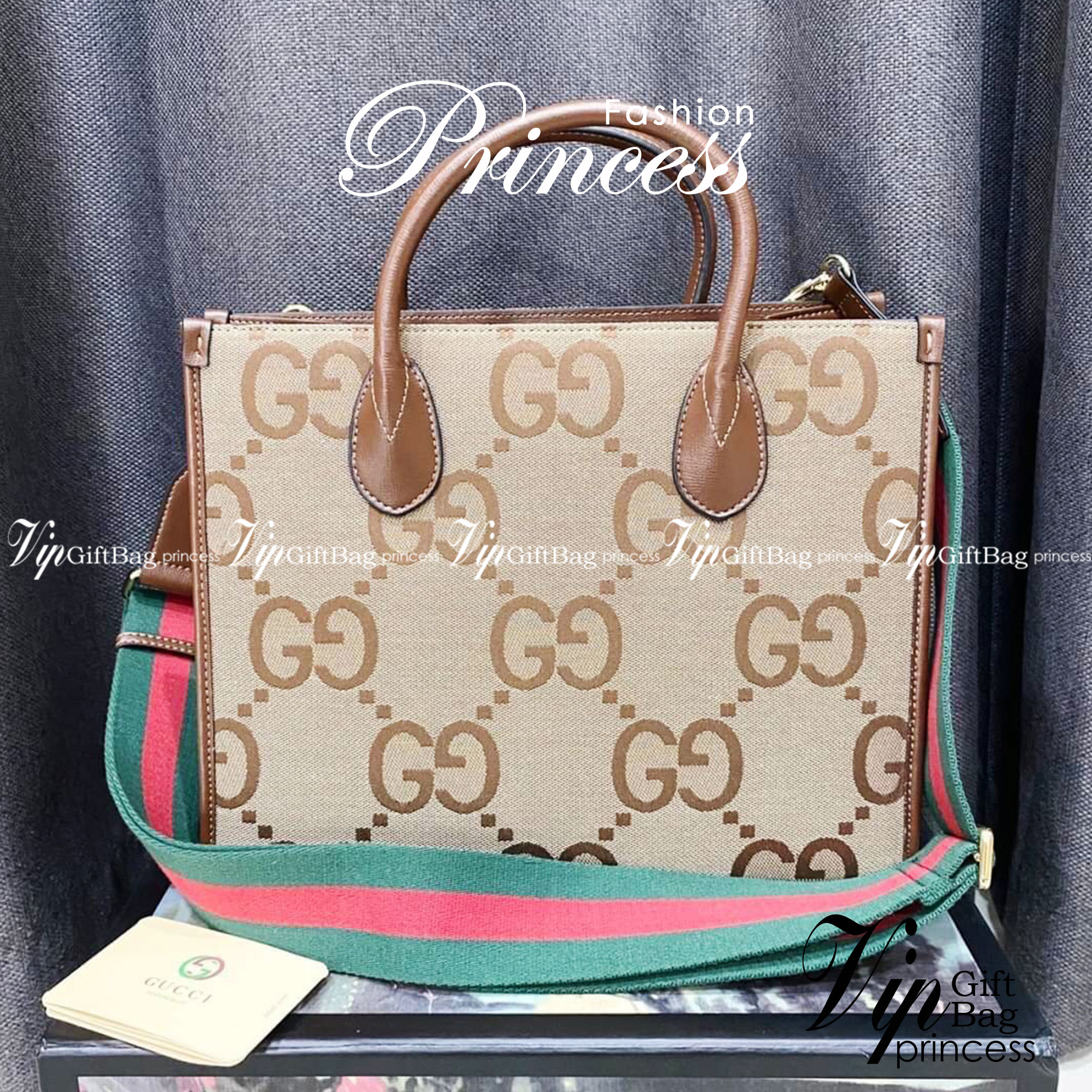 Gucci Jumbo GG tote bag / GG Shopping Bag พร้อมส่งที่ไทย ภาพสินค้าถ่ายจากงานจริง ใช้งานต่างประเทศได้ กระเป๋าไซส์ใหญ่ โดดเด่นด้วยจัมโบ้ฟอนท์ สวยเอกลักษณ์ วัสดุหนังแคนวาส ภายในโล่งกว้างมาก ใส่ของแบบแน่นๆ จุๆไปได้เลย หมดห่วง!! และยังมีสายครอสบอดี้มาให้ จะสะพ